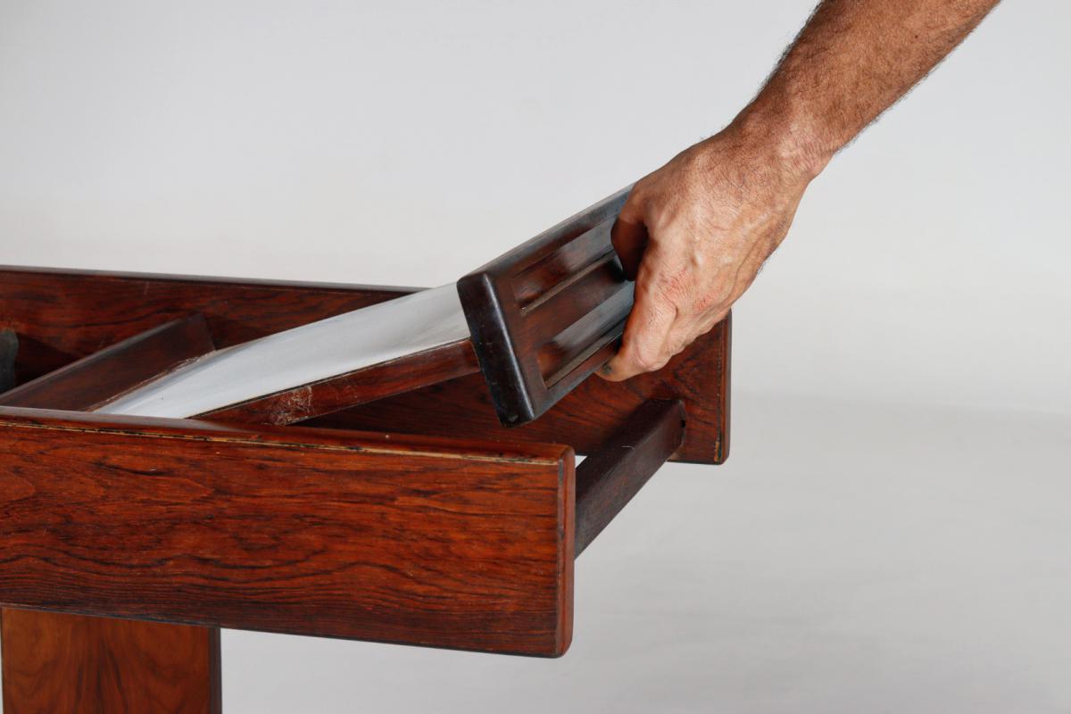 Fabriqué dans les années 1960 par Celina Decorações, cet élégant chariot de bar présente une combinaison raffinée de riches bois brésiliens  et Formica. Un élément essentiel du design brésilien du milieu du siècle, il a été fréquemment présenté dans