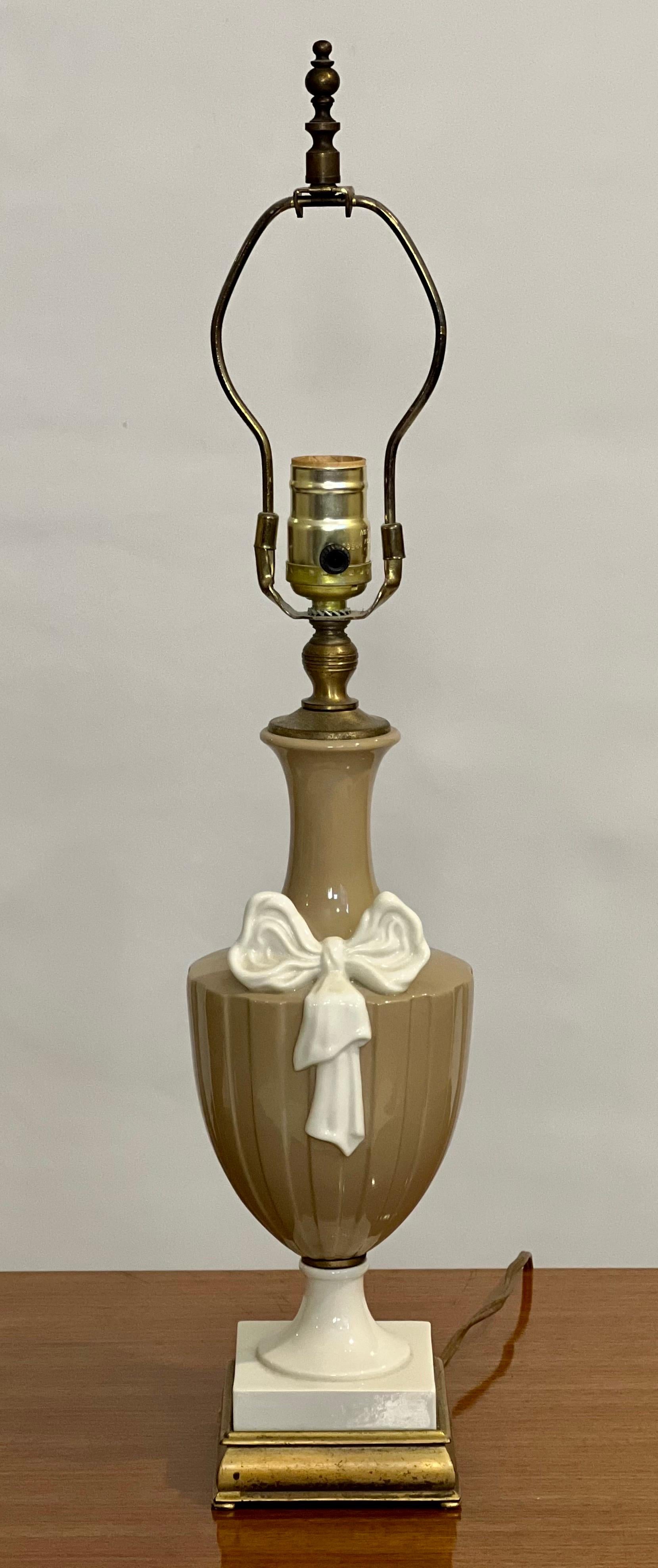 Lenox-Porzellanlampen des 20. Jahrhunderts in Taupe und Weiß von Dav Art, NY, Paar im Angebot 1