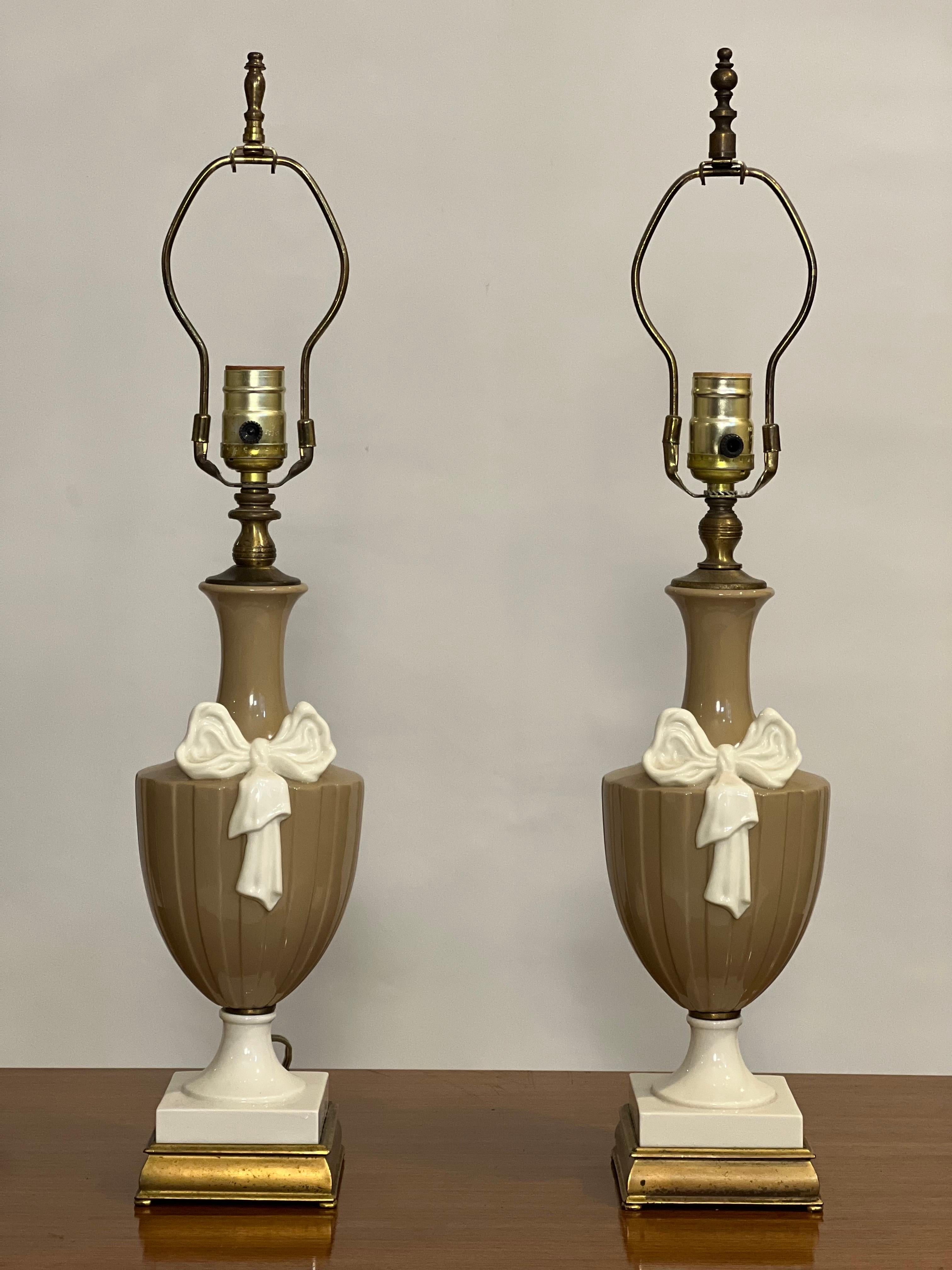 Lenox-Porzellanlampen des 20. Jahrhunderts in Taupe und Weiß von Dav Art, NY, Paar (Neoklassisch) im Angebot