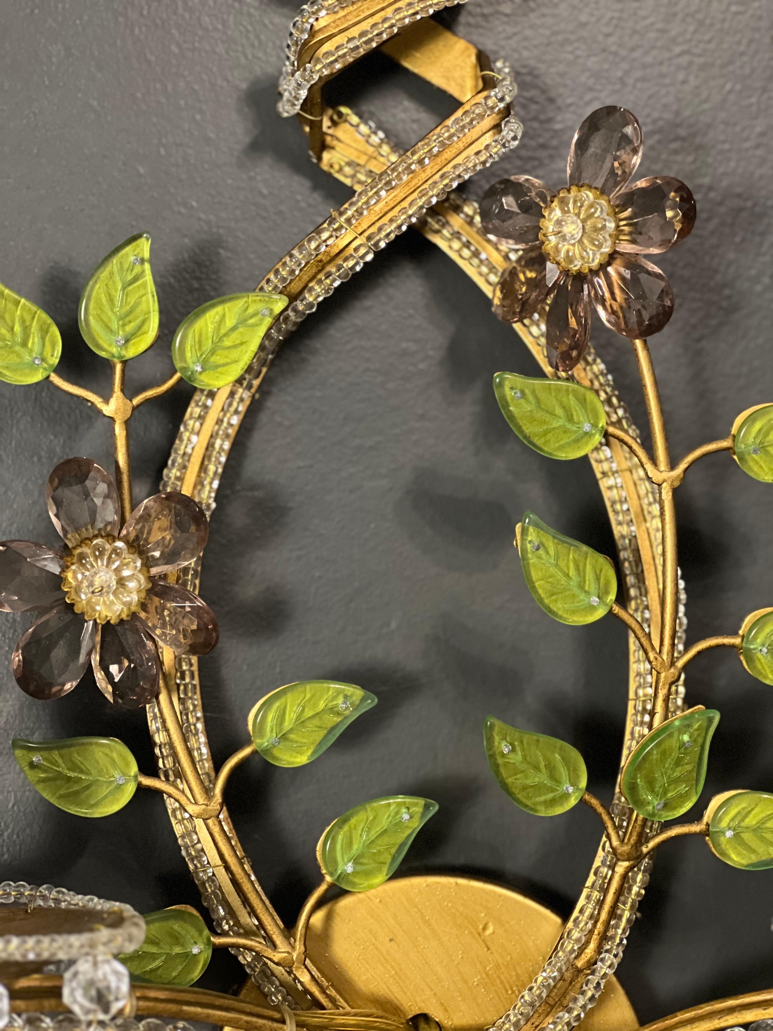 Paire d'appliques italiennes en fer avec fleurs et perles de cristal Bon état - En vente à Doylestown, PA