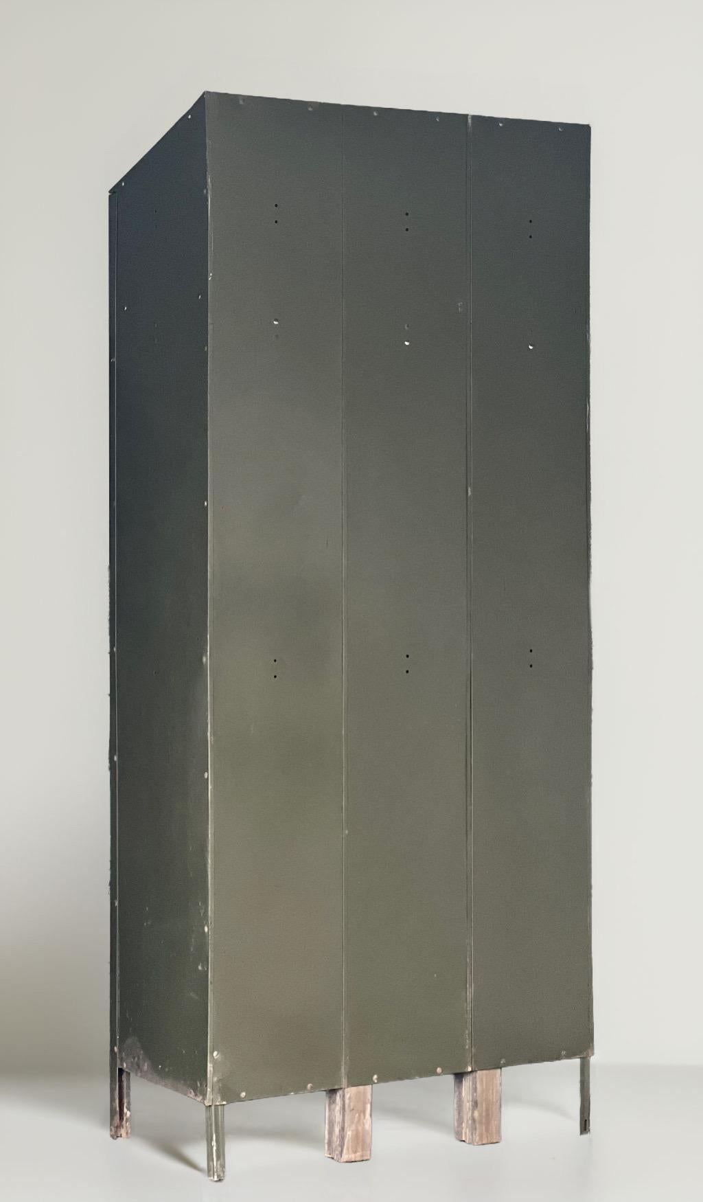 Dreitüriger Verschluss aus Industriestahl mit Einlegeböden und Sprungplatte aus Stahl von Lyon, Vintage im Zustand „Gut“ im Angebot in Doylestown, PA