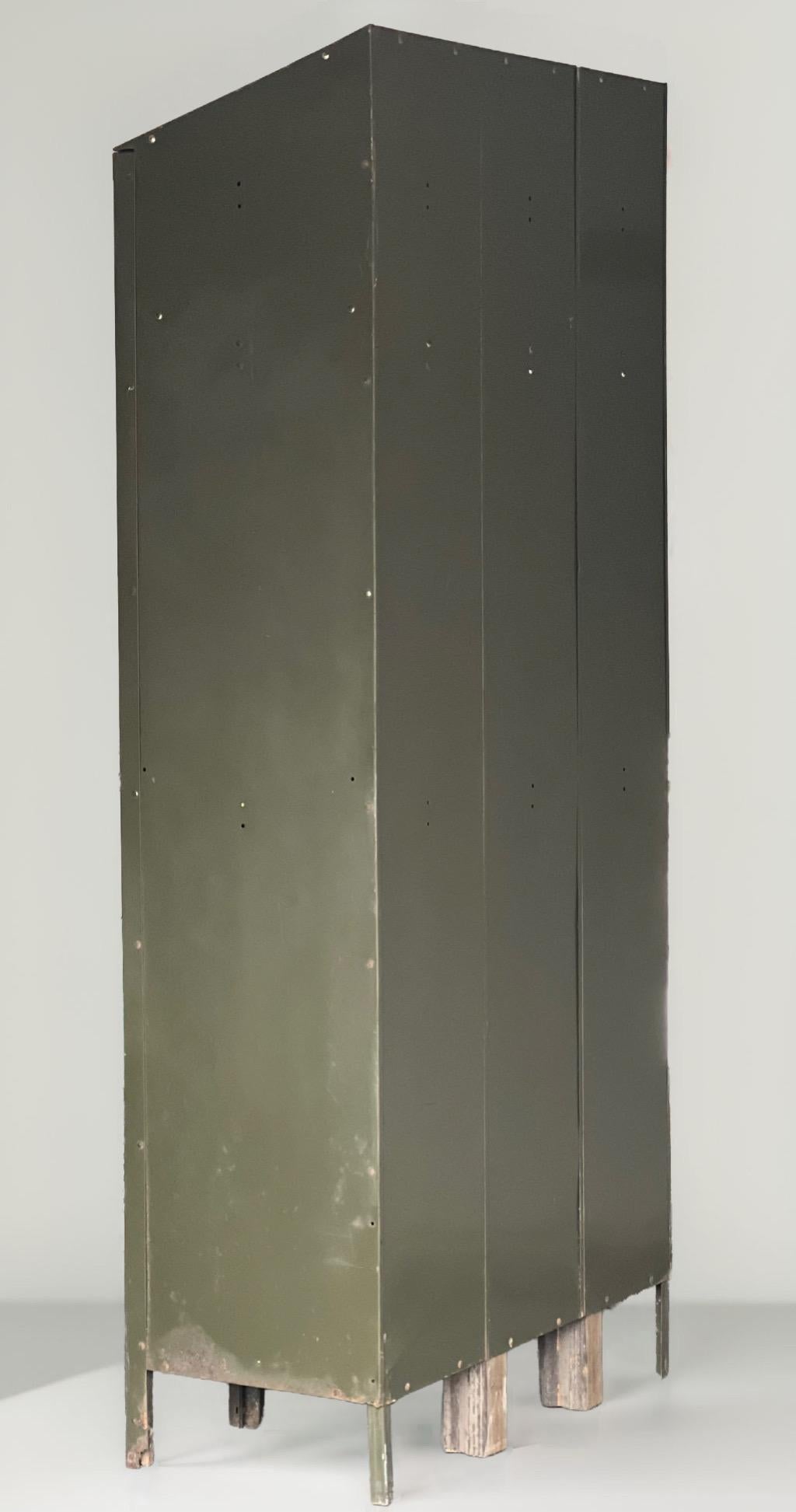 Dreitüriger Verschluss aus Industriestahl mit Einlegeböden und Sprungplatte aus Stahl von Lyon, Vintage (Nordamerikanisch) im Angebot