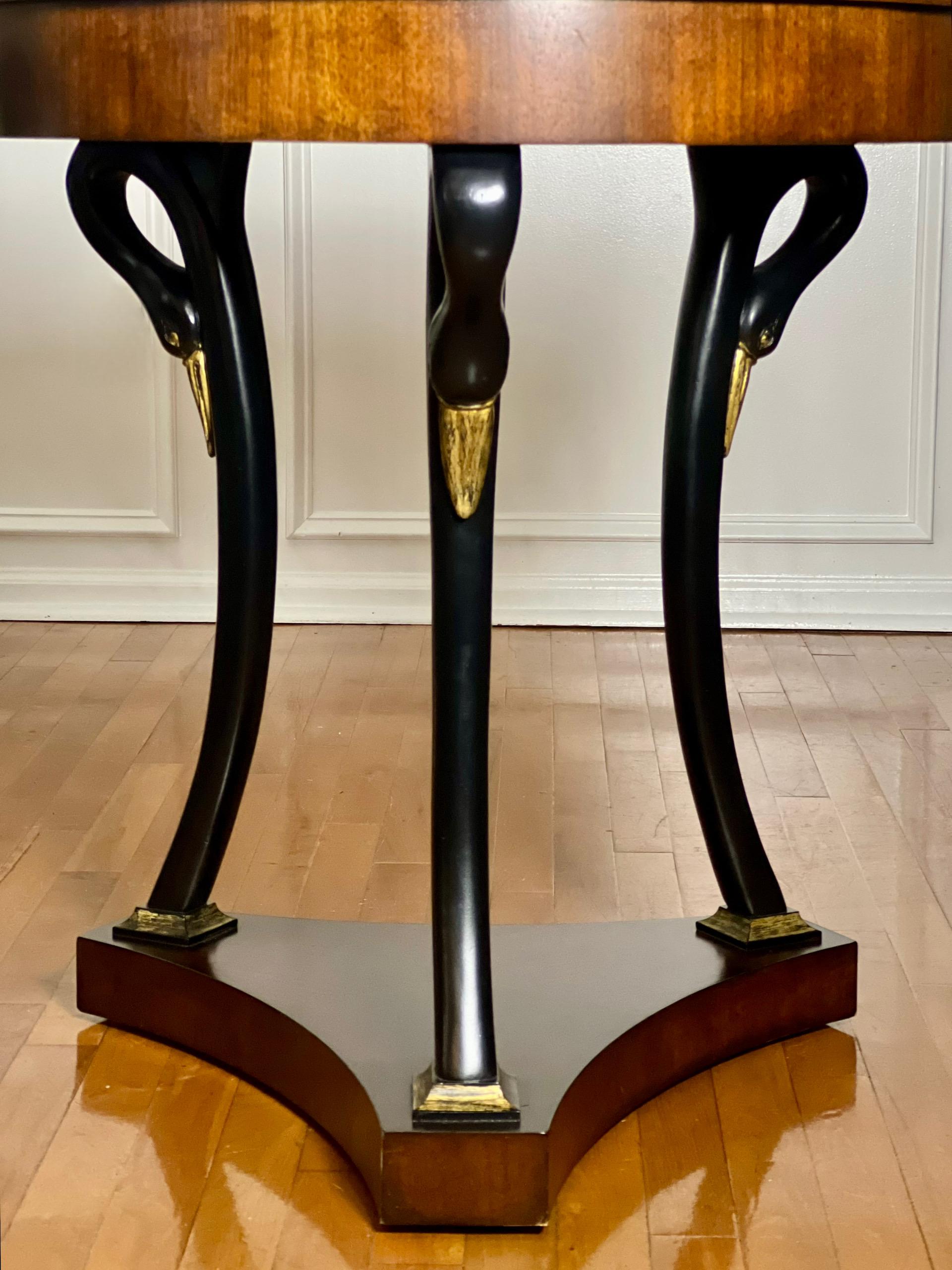 XXIe siècle et contemporain Table d'appoint ou de style Empire français Biedermeier en acajou assorti par Century en vente