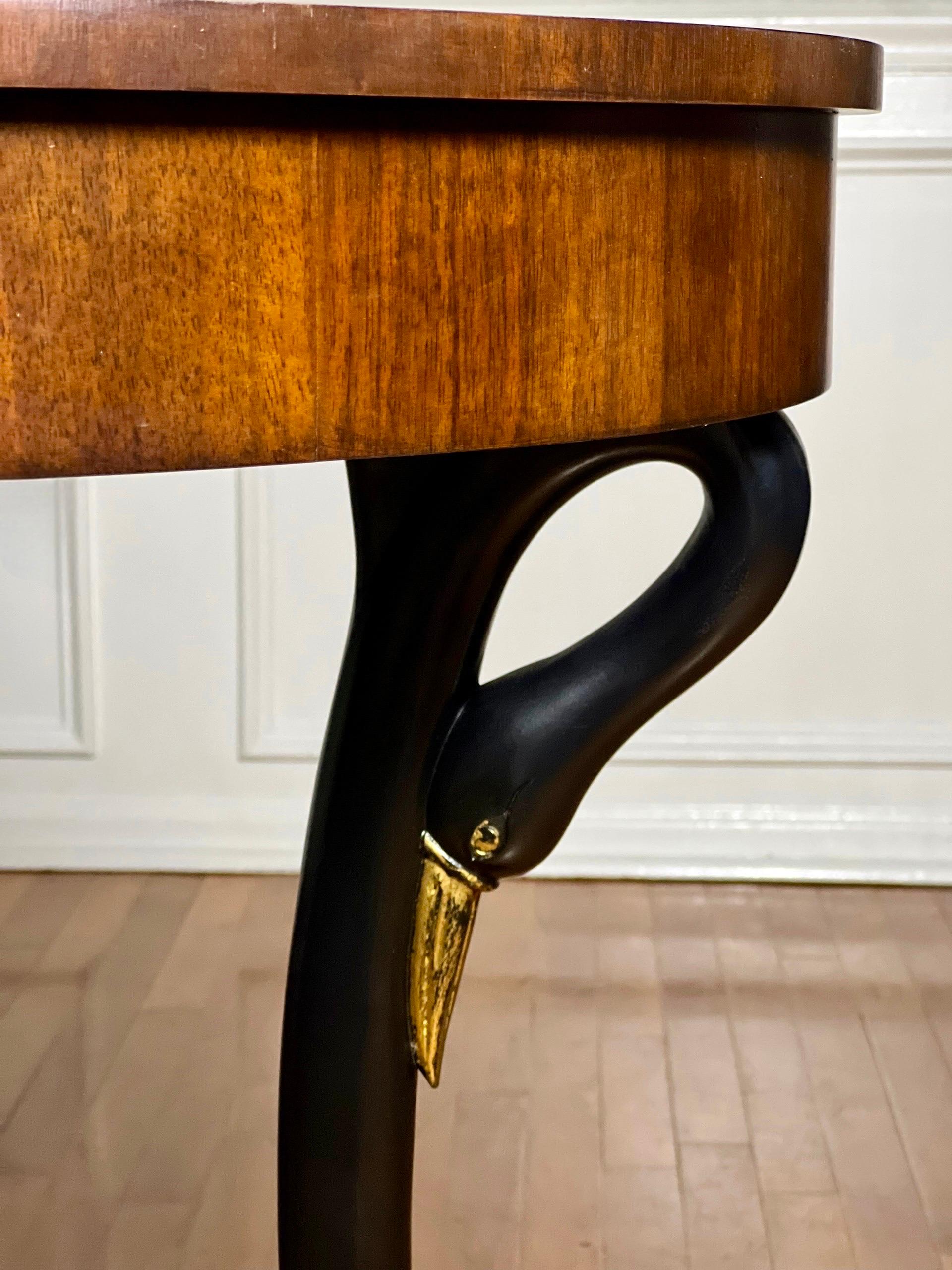 Table d'appoint ou de style Empire français Biedermeier en acajou assorti par Century en vente 1