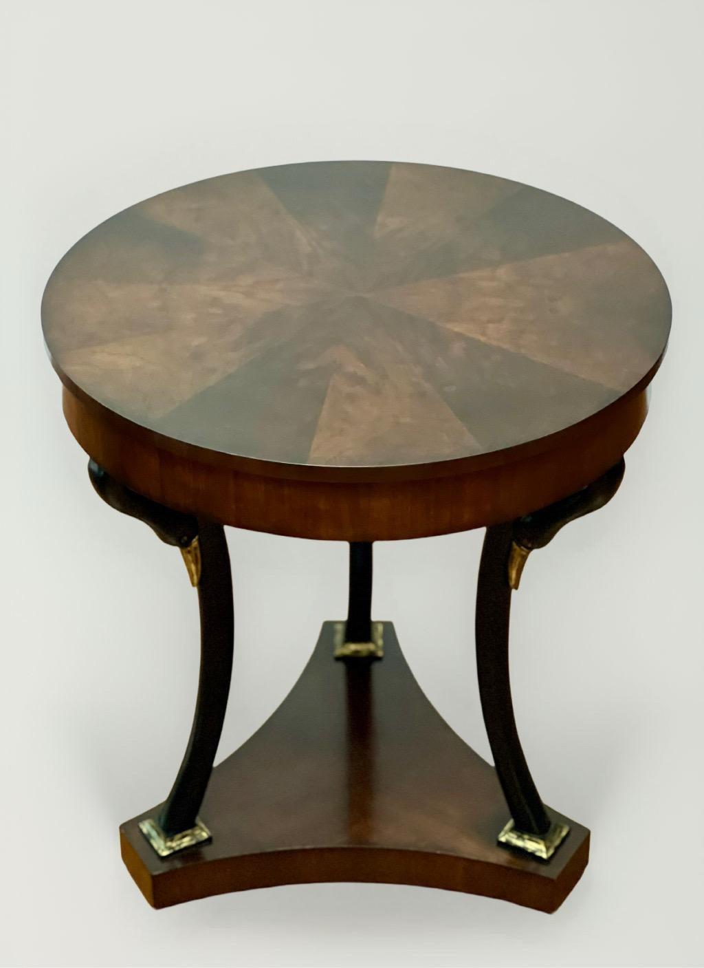 Nord-américain Table d'appoint ou de style Empire français Biedermeier en acajou assorti par Century en vente