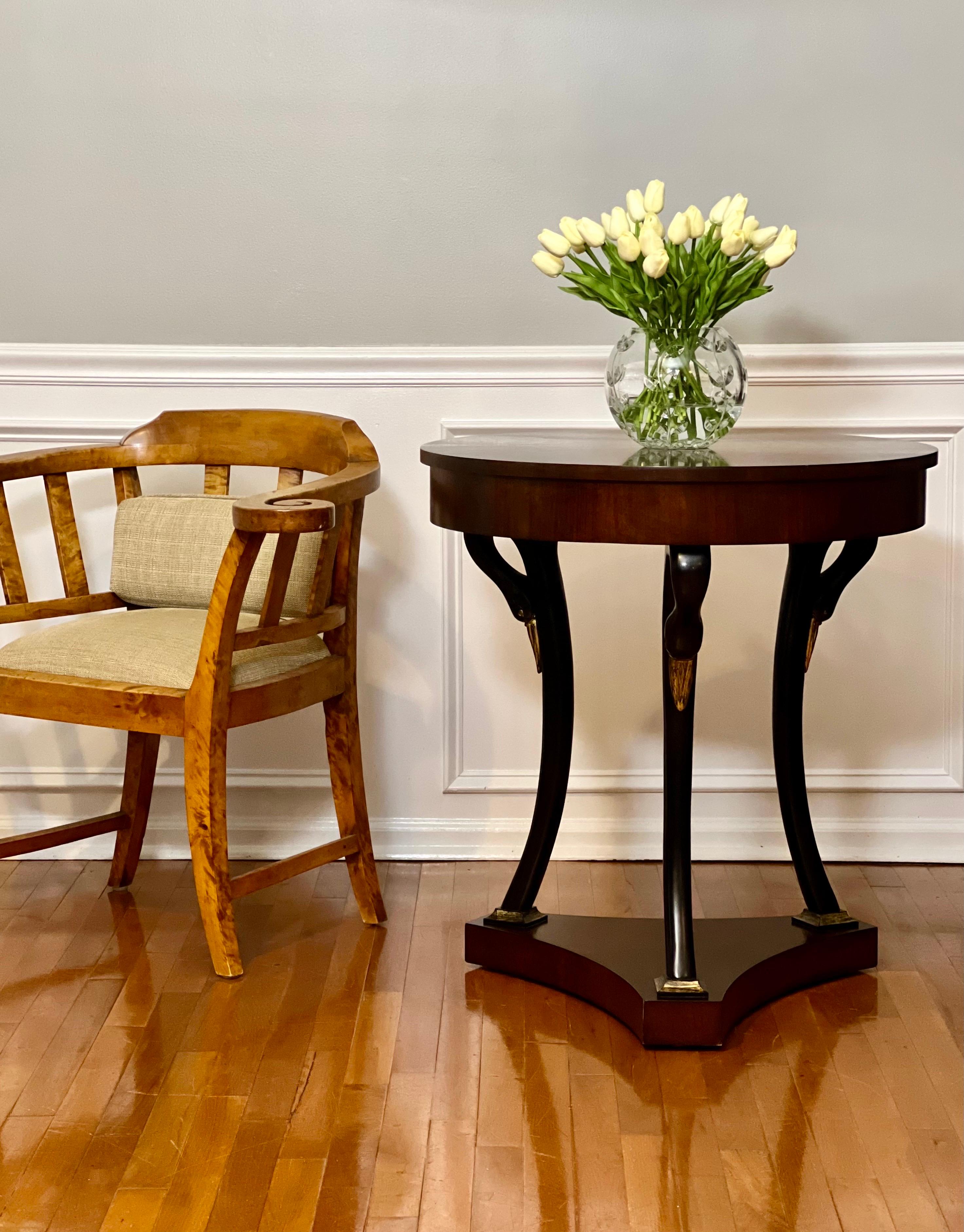 Table d'appoint ou de style Empire français Biedermeier en acajou assorti par Century en vente 3