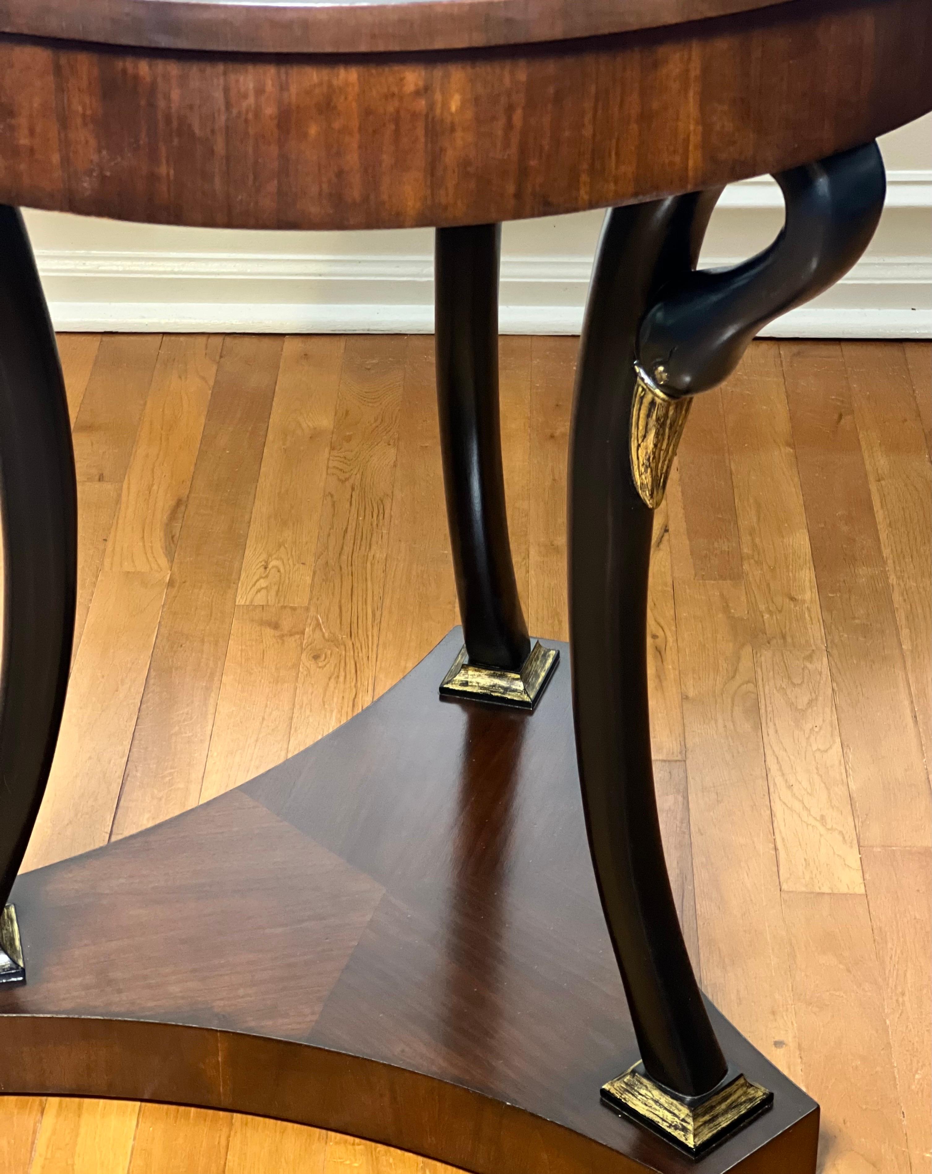 Acajou Table d'appoint ou de style Empire français Biedermeier en acajou assorti par Century en vente