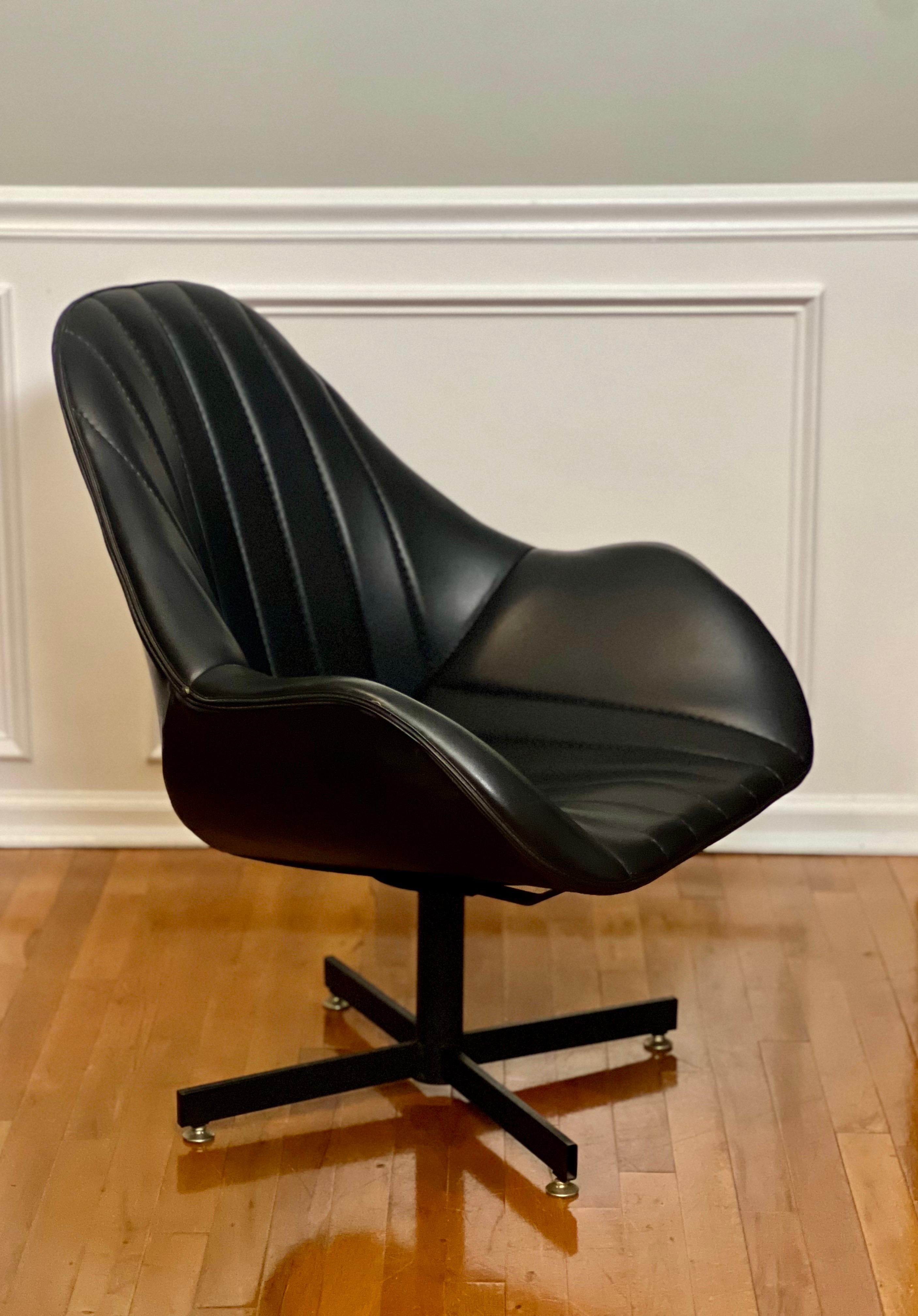 vintage plastic lounge chairs
