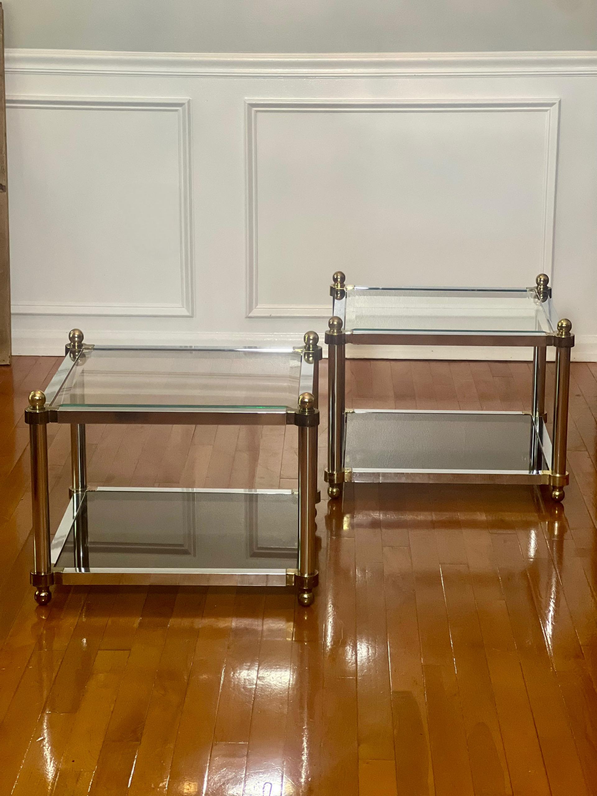 Vintage Maison Jansen Style Zweistöckige Messing und Chrom Quadratische Glastische, Paar (Unbekannt) im Angebot