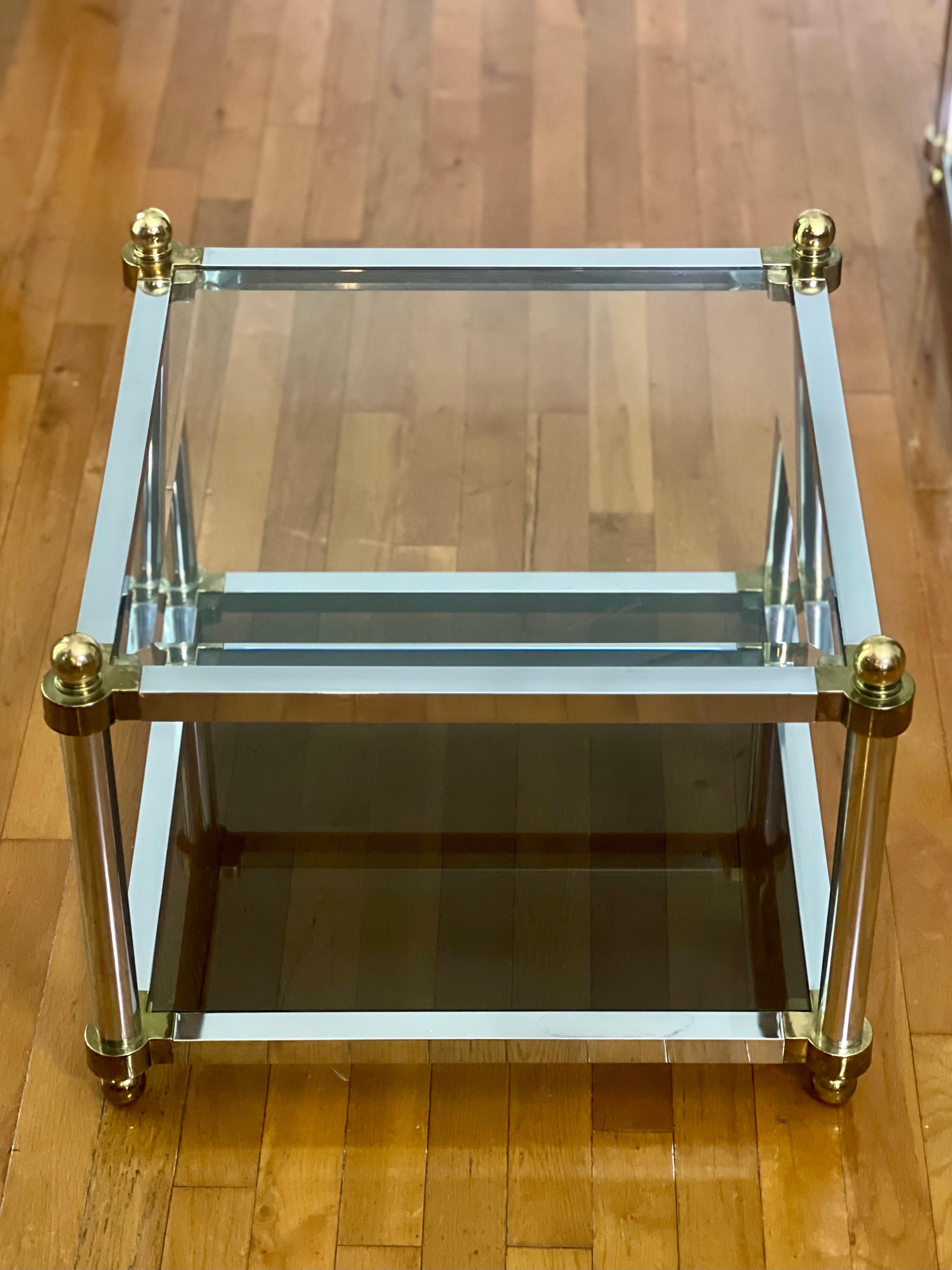 Vintage Maison Jansen Style Zweistöckige Messing und Chrom Quadratische Glastische, Paar im Zustand „Gut“ im Angebot in Doylestown, PA