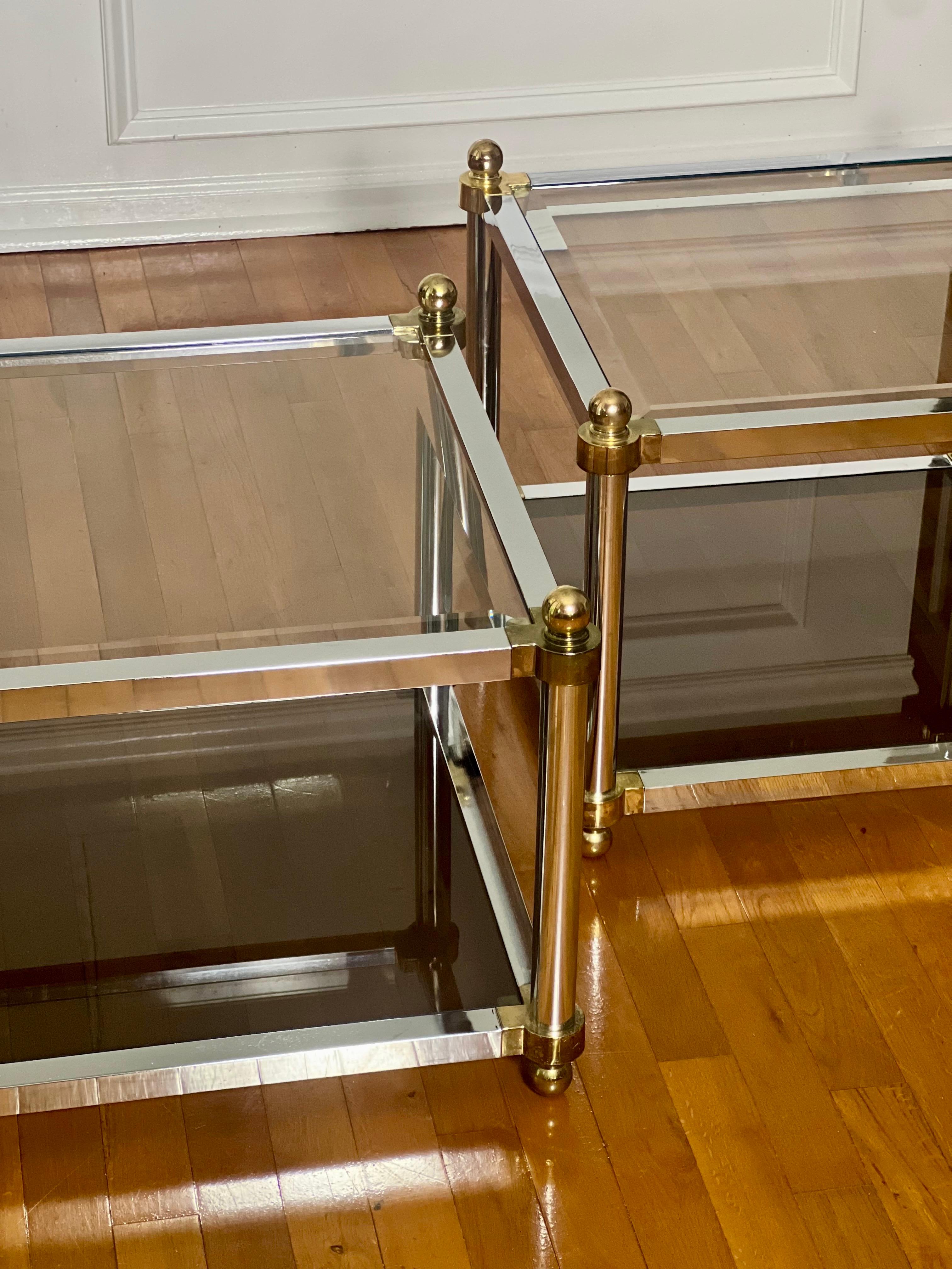 Vintage Maison Jansen Style Zweistöckige Messing und Chrom Quadratische Glastische, Paar im Angebot 1