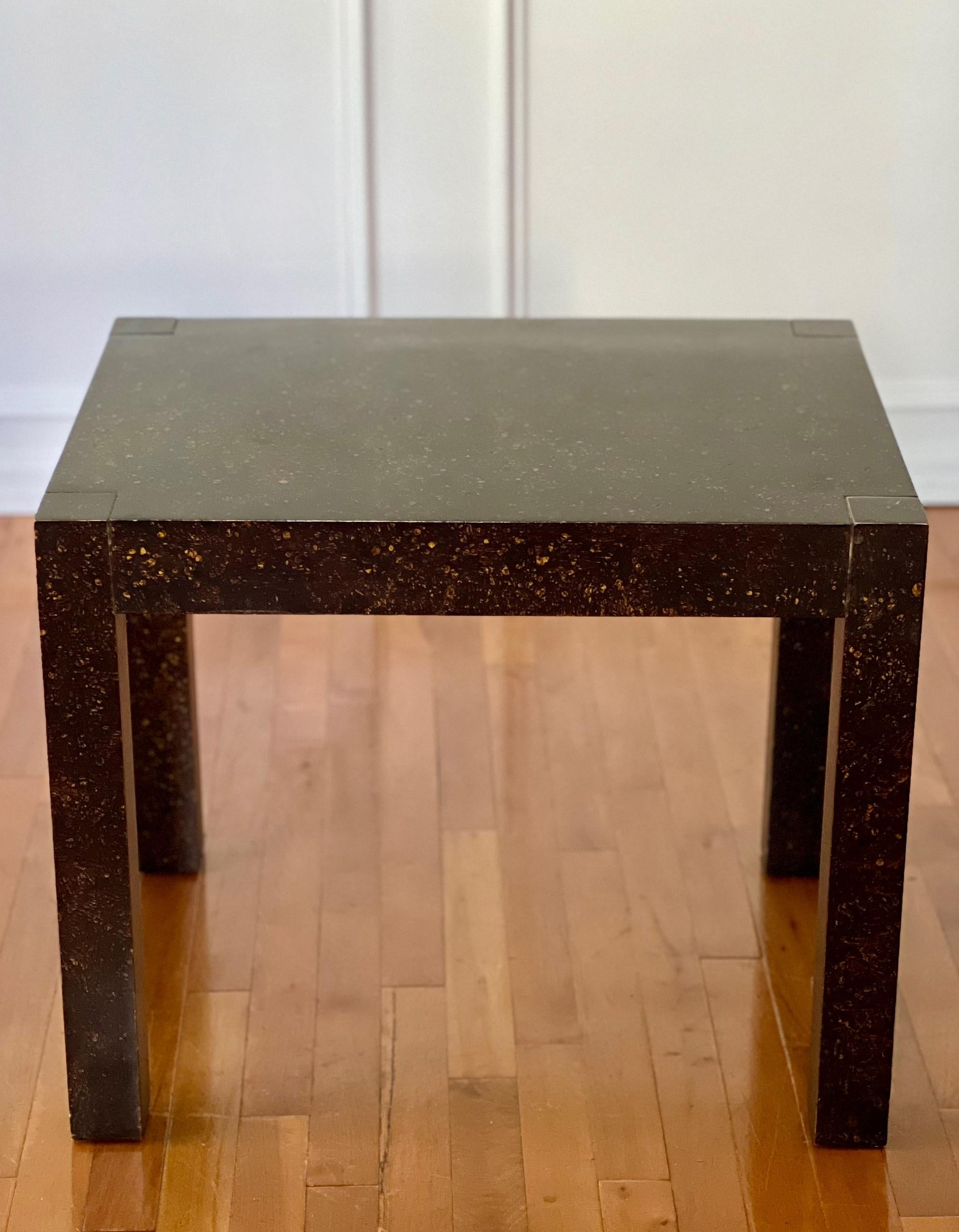 Pareja de mesas auxiliares vintage de los años 70 Drexel Parsons lacadas al óleo en negro y dorado en Bueno estado para la venta en Doylestown, PA