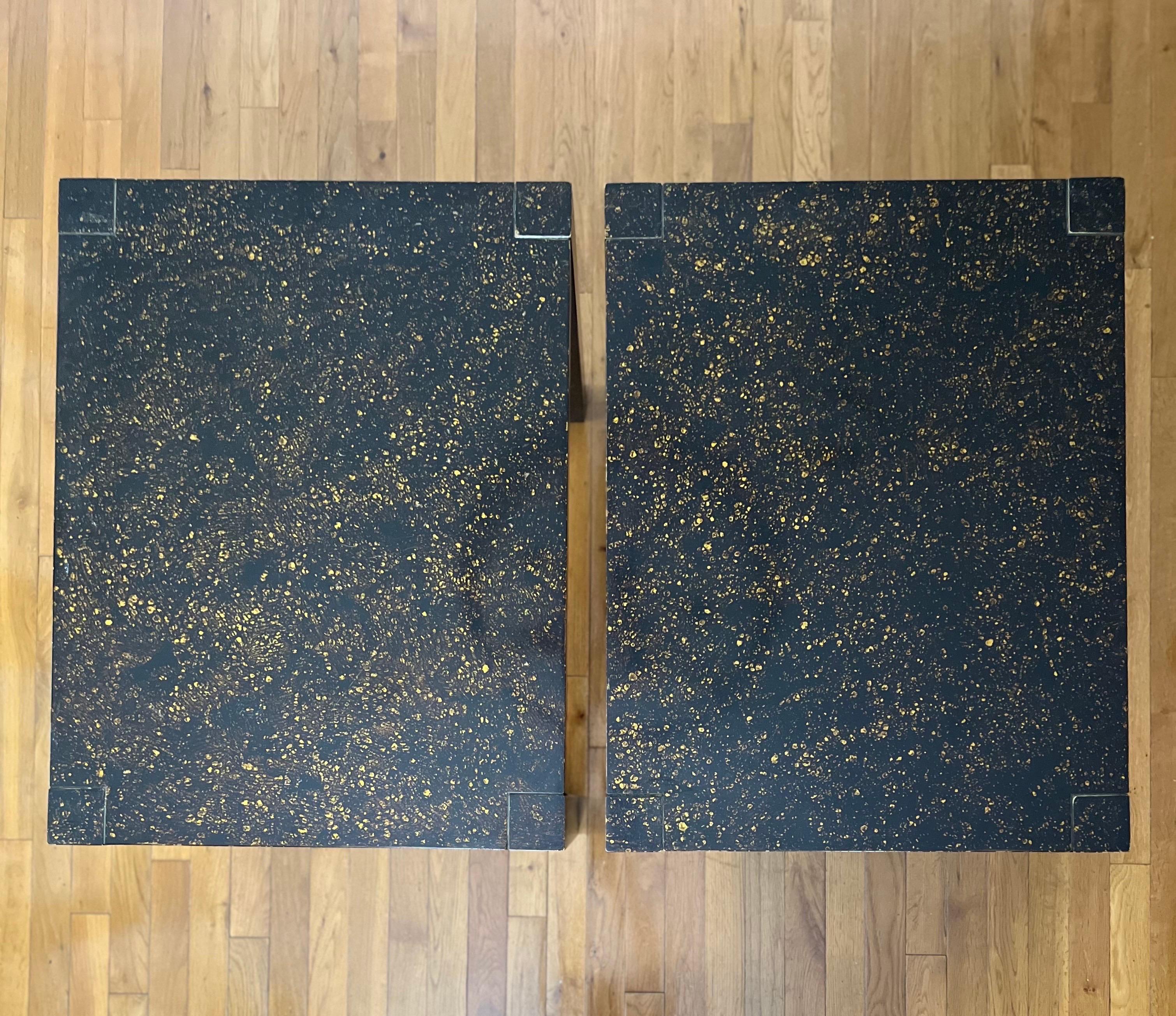 Pareja de mesas auxiliares vintage de los años 70 Drexel Parsons lacadas al óleo en negro y dorado Madera en venta