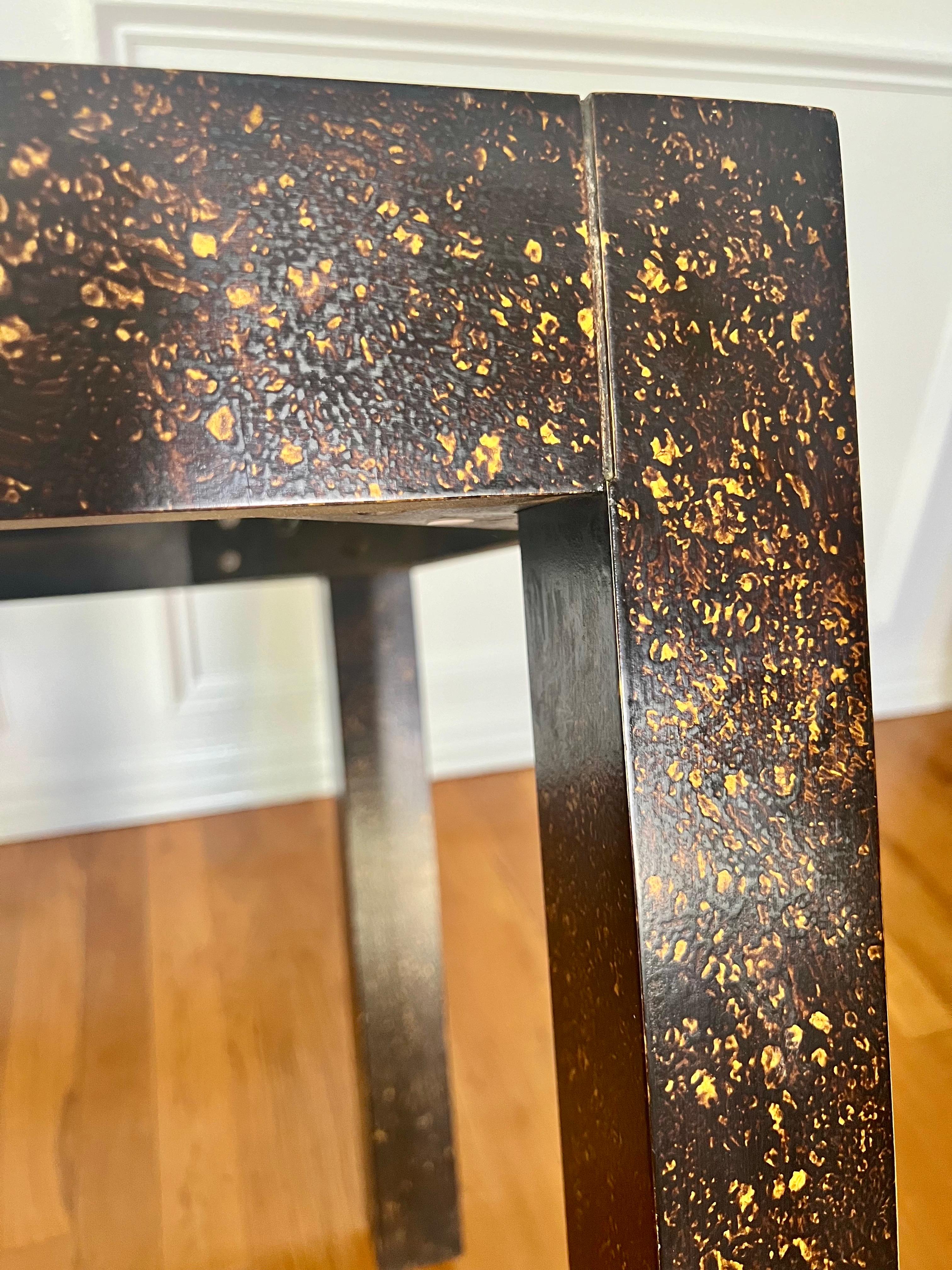 Pareja de mesas auxiliares vintage de los años 70 Drexel Parsons lacadas al óleo en negro y dorado en venta 6