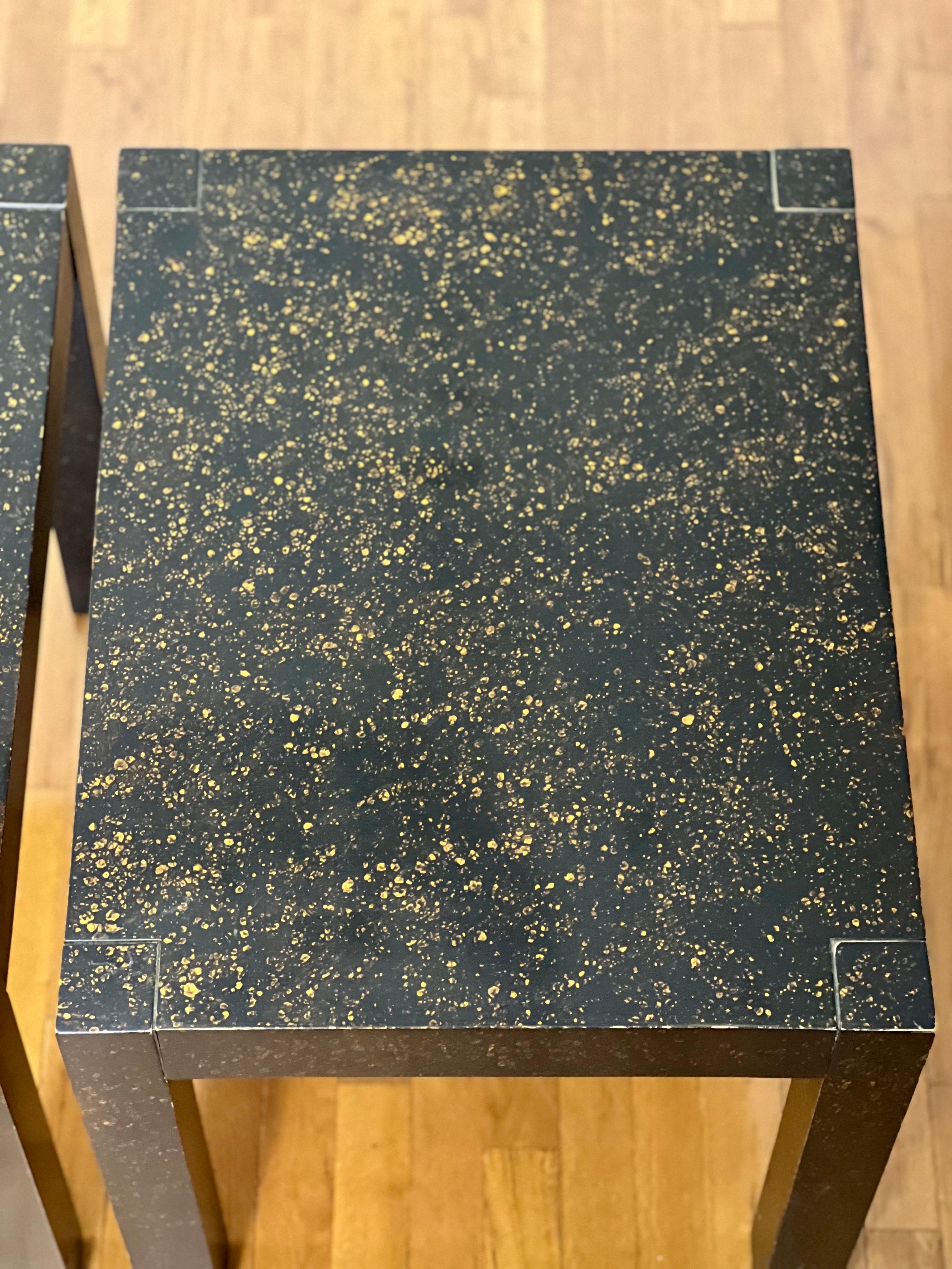 Pareja de mesas auxiliares vintage de los años 70 Drexel Parsons lacadas al óleo en negro y dorado en venta 1