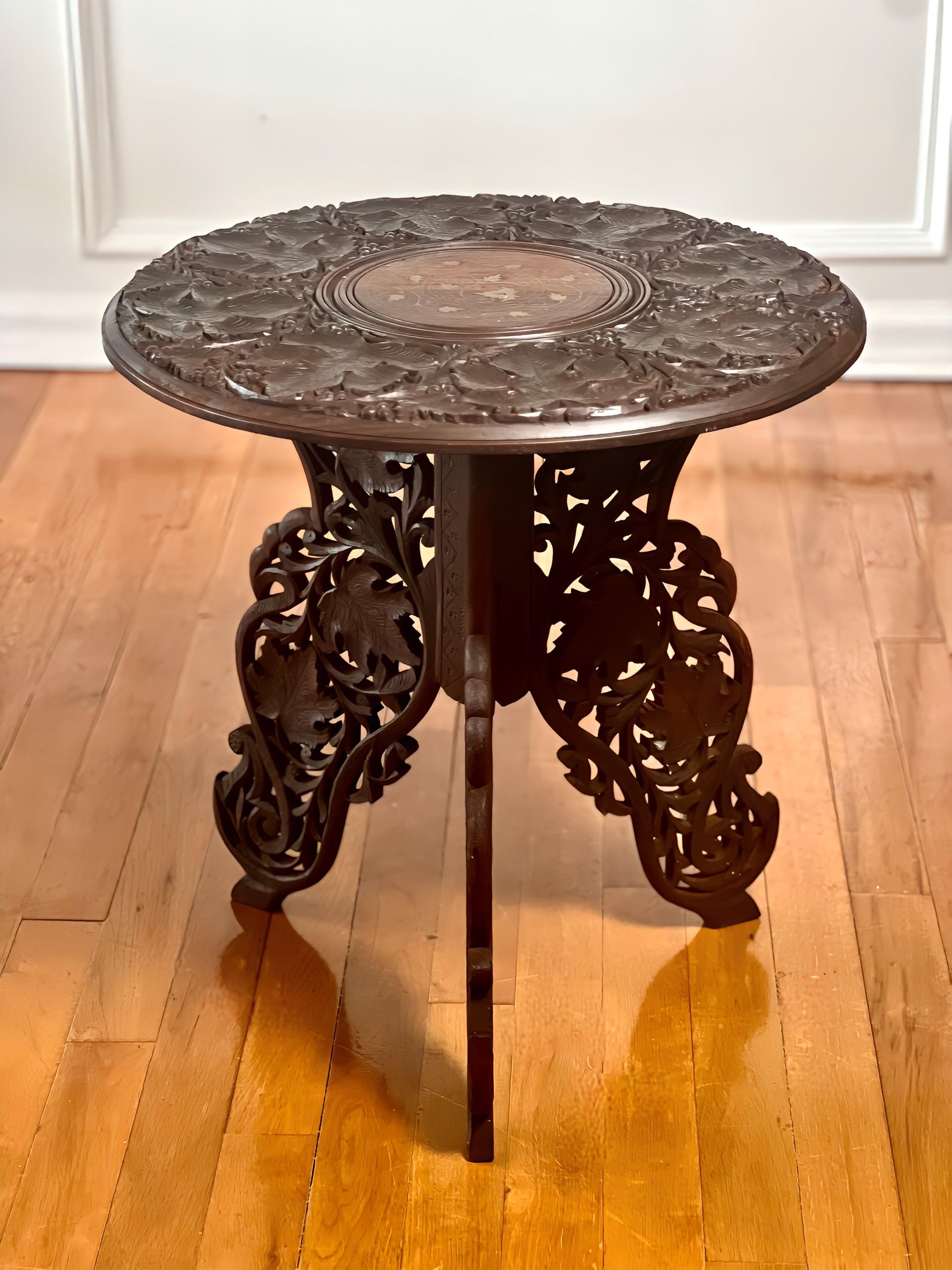 Antique Anglo-Indian Carved Hardwood Round Campaign Side Table Bon état - En vente à Doylestown, PA