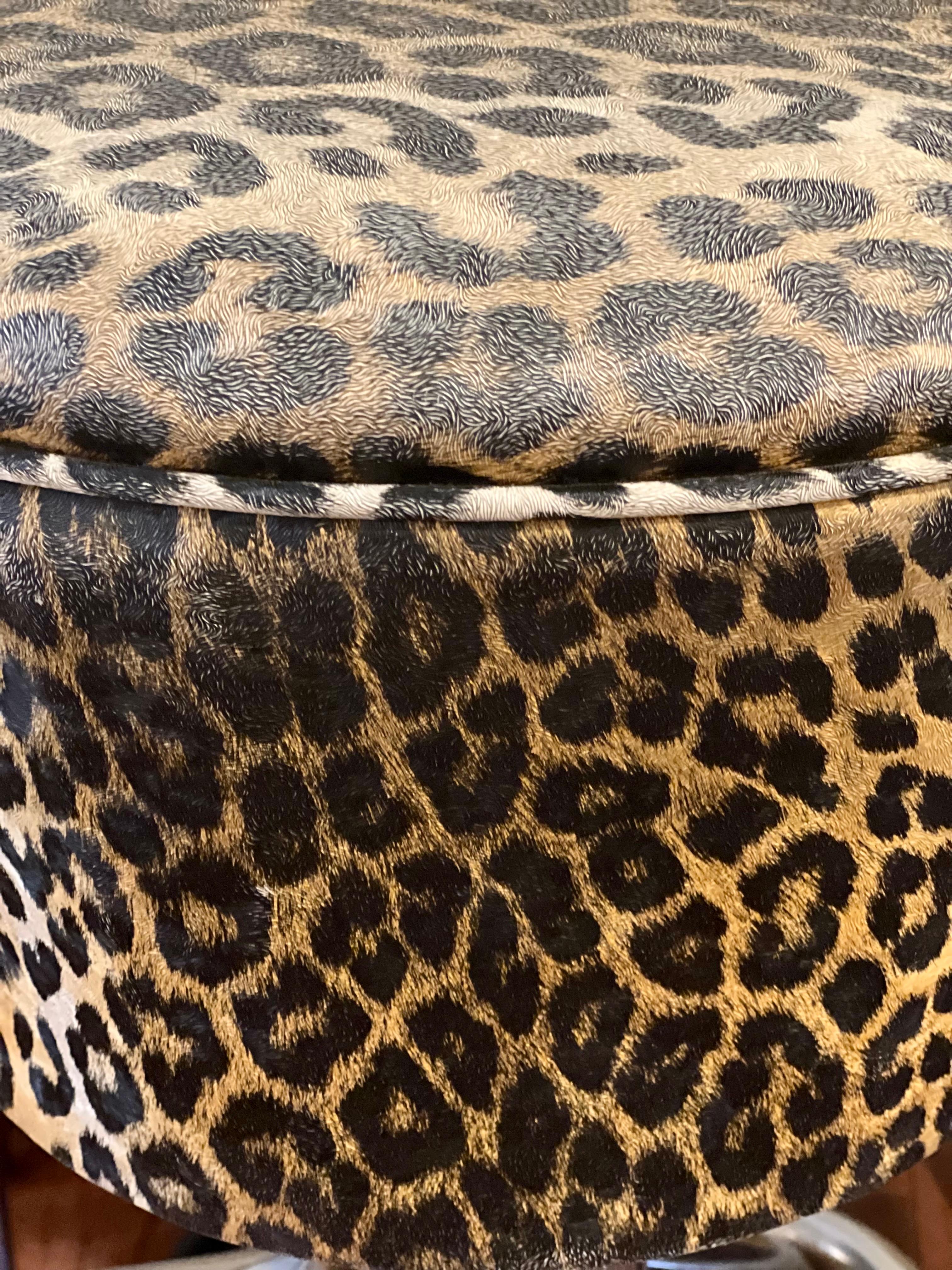 Sgabelli da bar girevoli in finto leopardo di metà secolo, una coppia in vendita 2