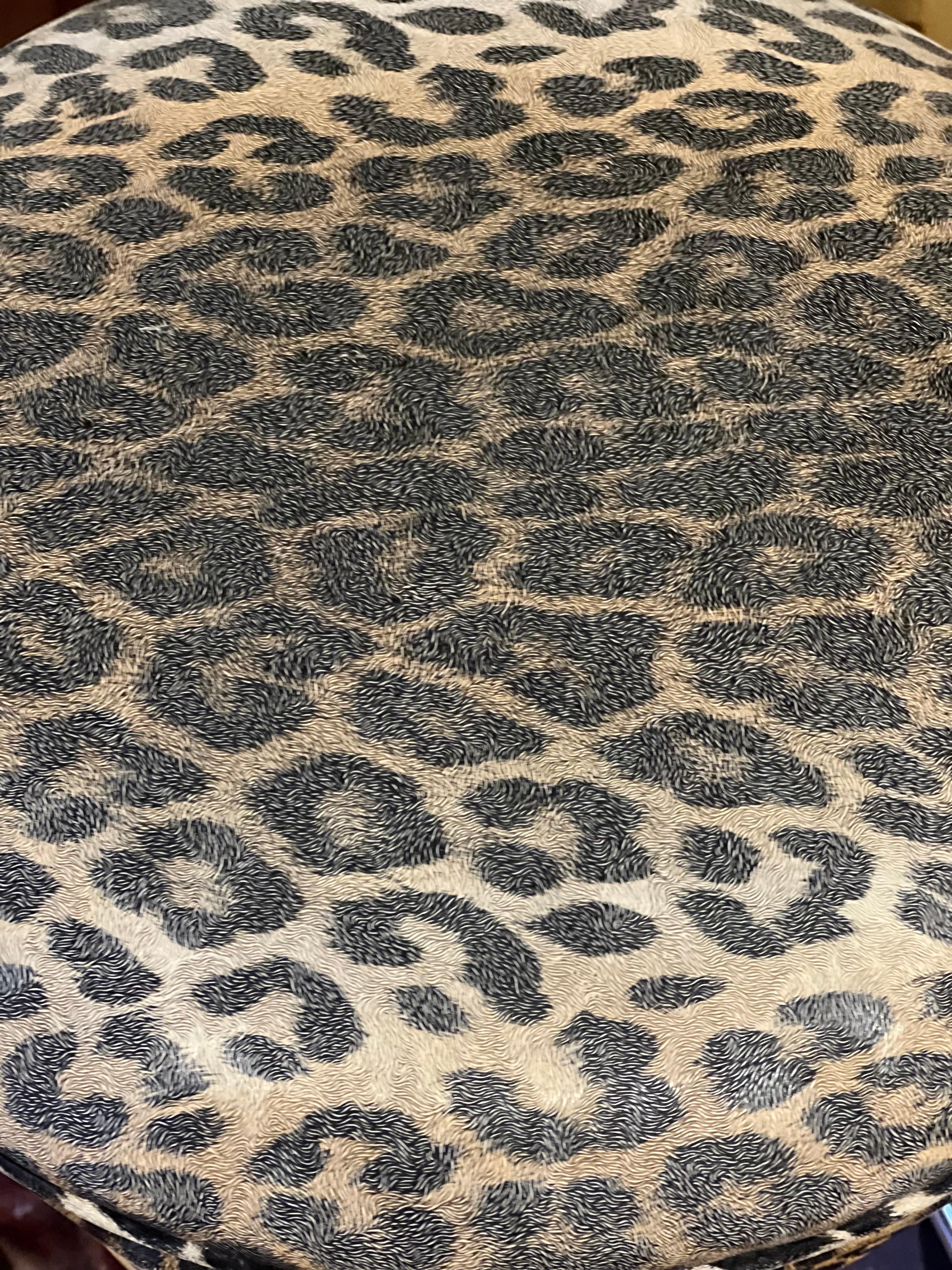 Sgabelli da bar girevoli in finto leopardo di metà secolo, una coppia in vendita 3