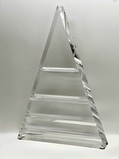 Escultura triangular geométrica de lucita firmada en los años 80 por Walter Prosper