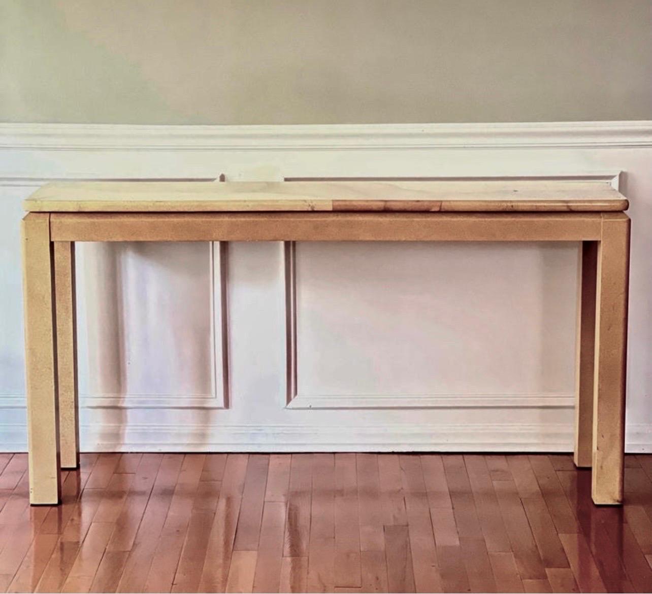 Vintage 1980s Karl Springer style faux goatskin lacquered console table. This parson style table features a freeform, lacquered goatskin pattern on the top. Sleek design with beveled and rounded edge detail which adds subtle dimension to its modern