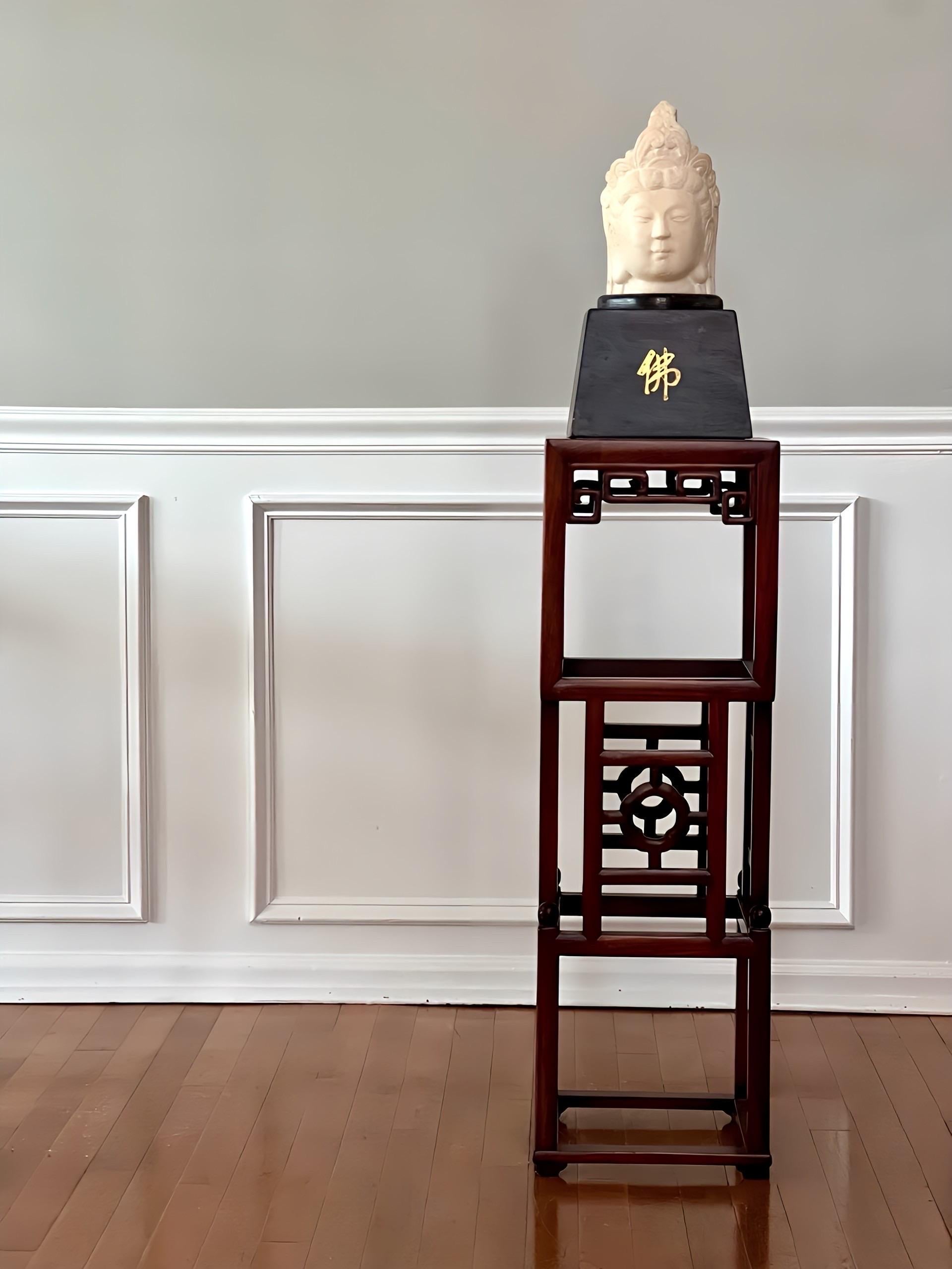 Testa di Guanyin in pietra cinese scolpita su un supporto in legno personalizzato in vendita 9