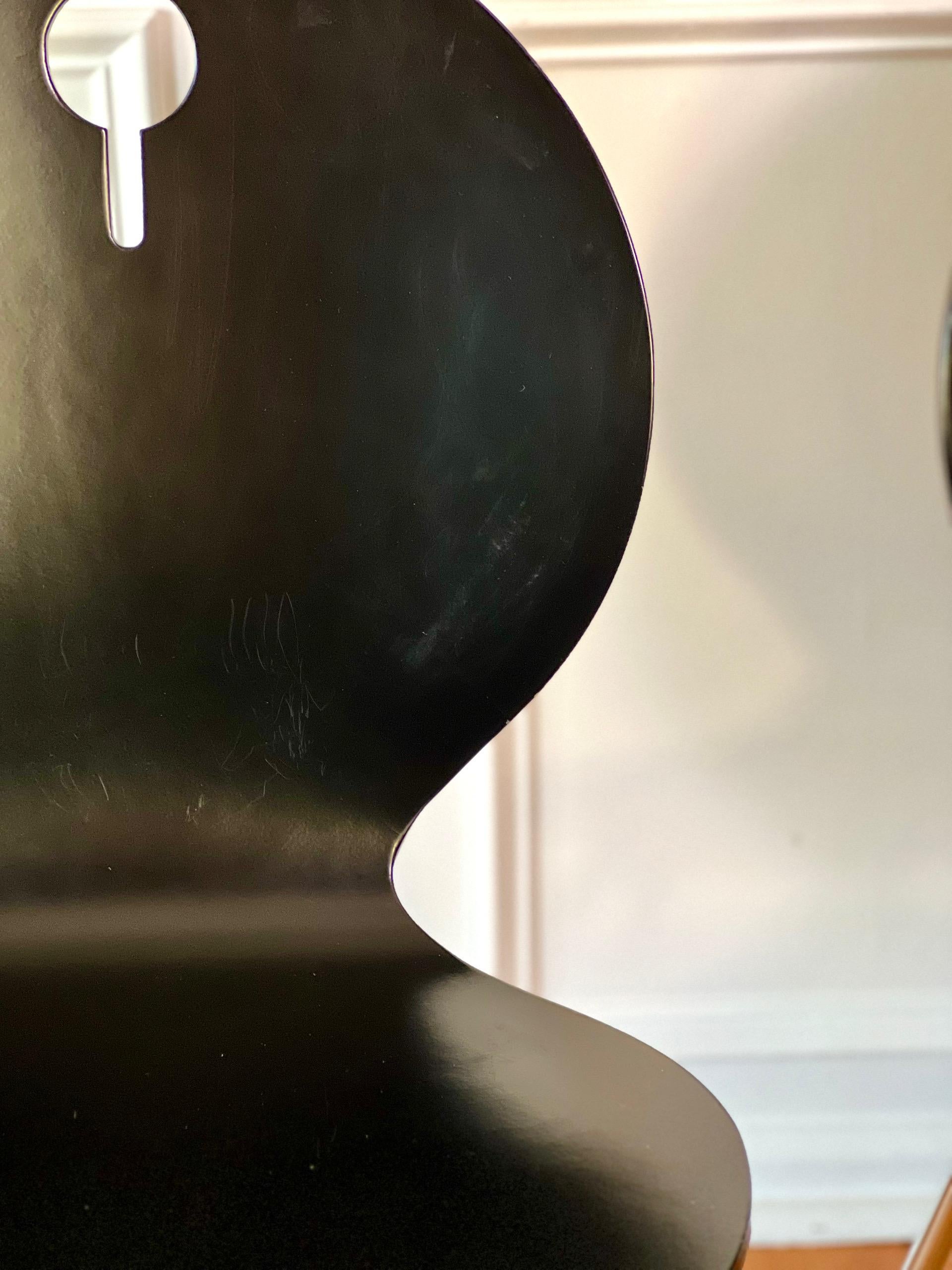 4er set italienische moderne schwarz lackierte stapelbare bugholzstühle von Calligaris im Angebot 9