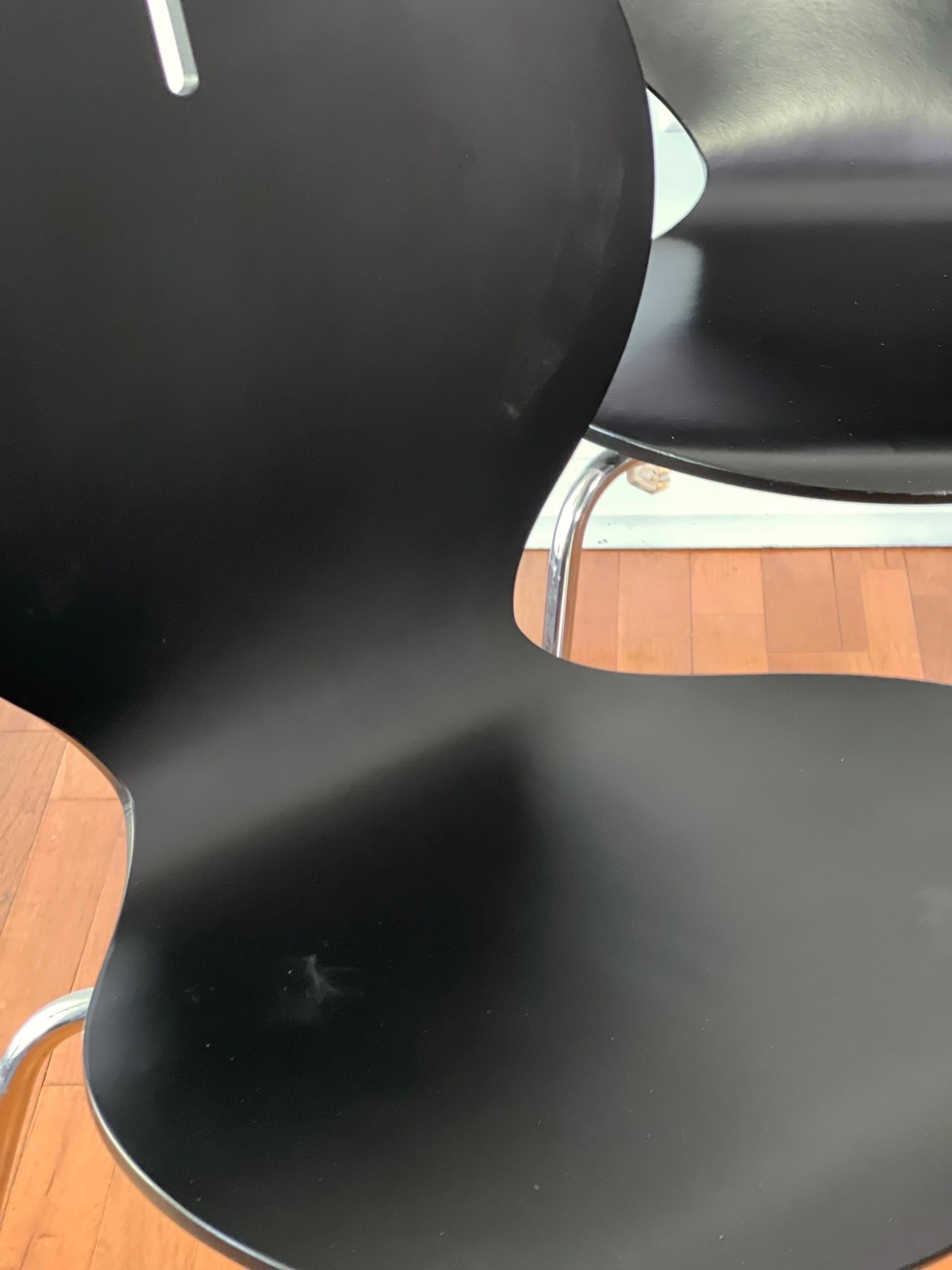 4er set italienische moderne schwarz lackierte stapelbare bugholzstühle von Calligaris im Angebot 8