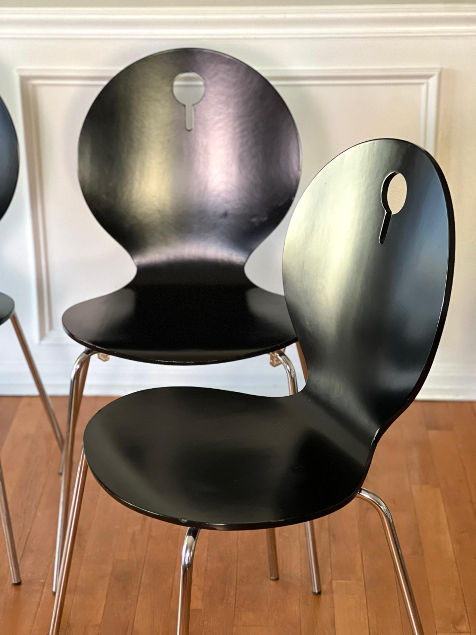 4er set italienische moderne schwarz lackierte stapelbare bugholzstühle von Calligaris im Angebot 7