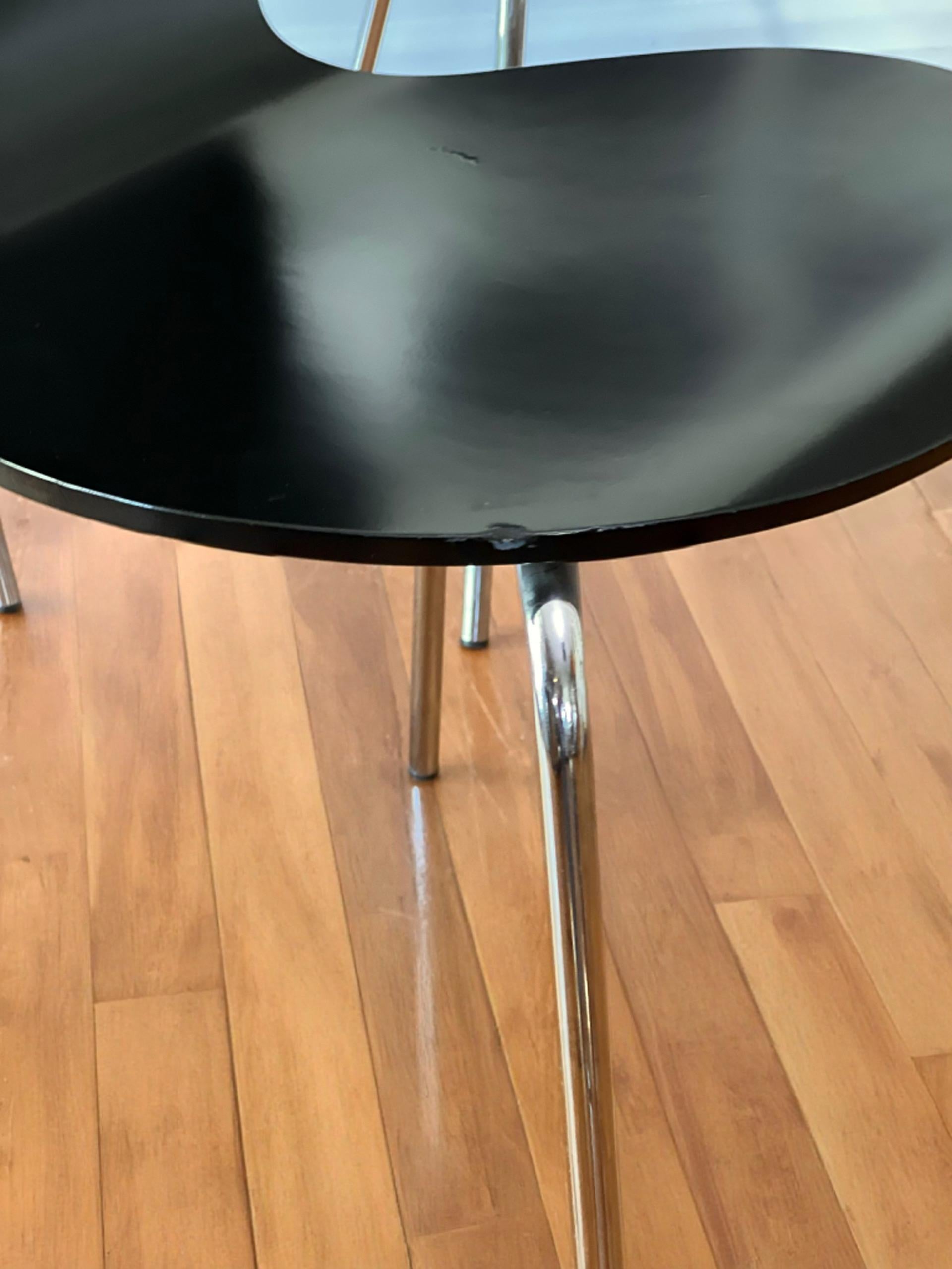 4er set italienische moderne schwarz lackierte stapelbare bugholzstühle von Calligaris im Angebot 11