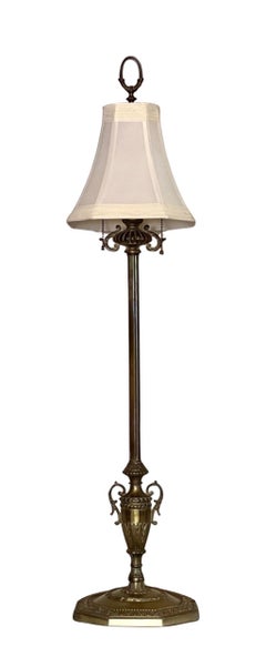 Antique Lampe de table à deux lumières en fer doré à haute colonne de style néoclassique français