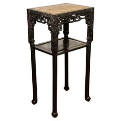 Table ou Stand à piédestal à deux étages en bois dur sculpté chinois du 19e siècle avec dessus en marbre