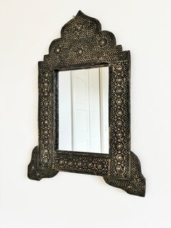 Espejo de pared marroquí de estilo morisco vintage, con ornamentada forja metálica en tono latón, de finales del siglo XX