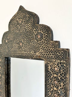 Espejo de pared marroquí de estilo morisco vintage, con ornamentada forja metálica en tono latón, de finales del siglo XX