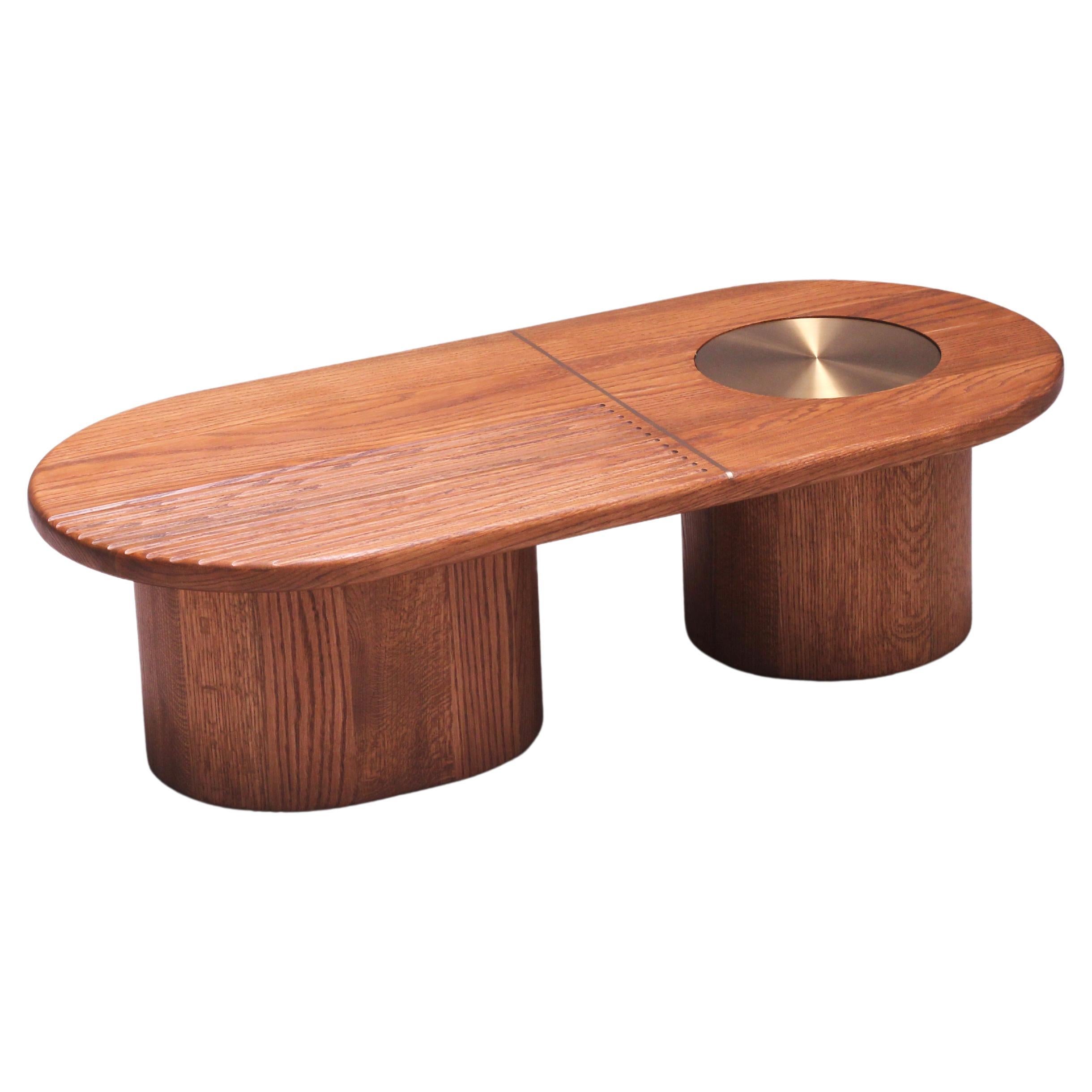 Table basse CELESTE en bois massif de chêne américain de fabrication moderne et organique avec laiton en vente