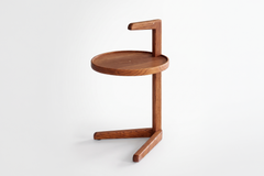 Mesita auxiliar portátil escultural «Flamingo» de Esvee Atelier, de roble macizo con detalles de latón