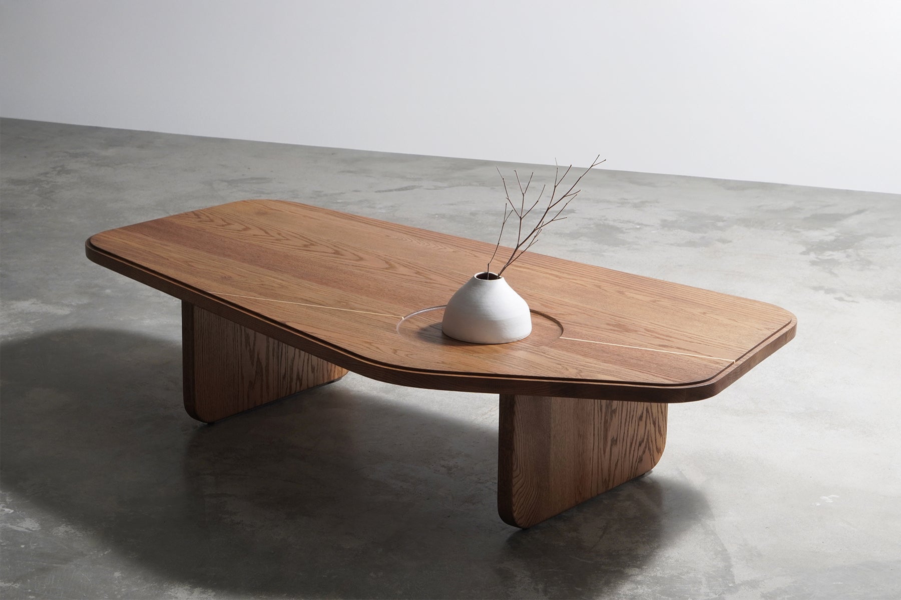Minimal Modern Großer Couchtisch aus massivem Eichenholz mit Messingintarsien