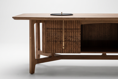 Scrivania da ufficio Esvee Atelier in rovere massello biologico moderno con finiture in ottone