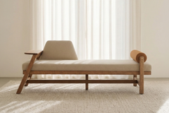 Banco de día «Sachi» de Esvee Atelier, de roble orgánico, estilo moderno y minimalista, con reposabrazos y cojín de apoyo