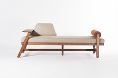 Banco de día «Sachi» de Esvee Atelier, de roble orgánico, estilo moderno y minimalista, con reposabrazos y cojín de apoyo