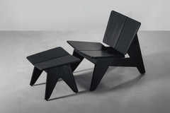 Poltrona scultorea "Butterfly" in rovere massiccio nero di Esvee Atelier con poggiapiedi