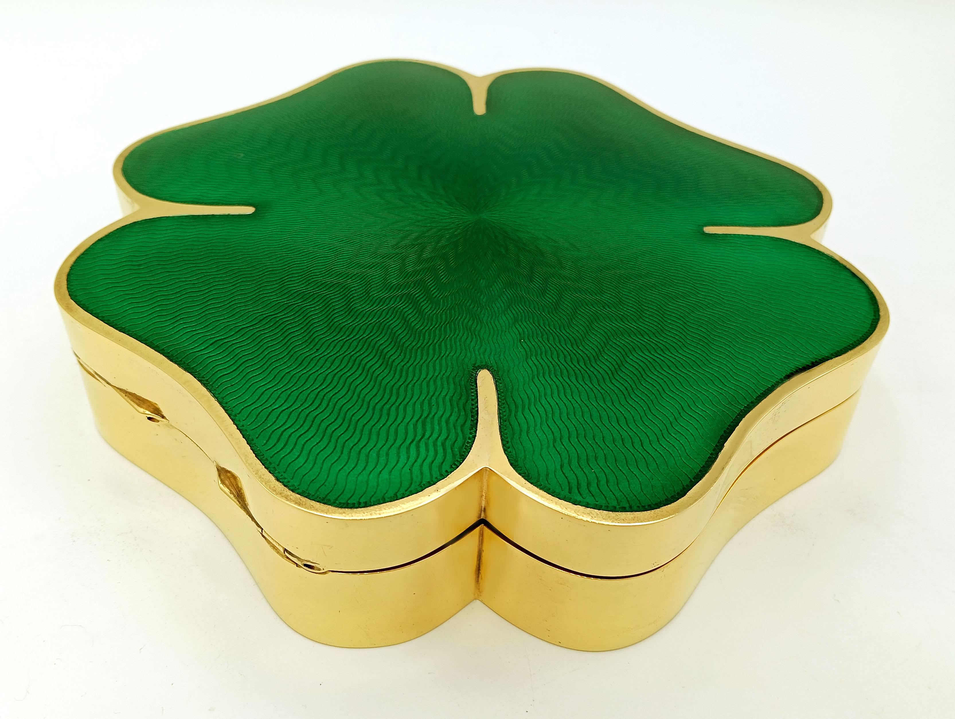 Italian Table box Four-leaf clover fired enamel on a radial guilloché Salimbeni For Sale