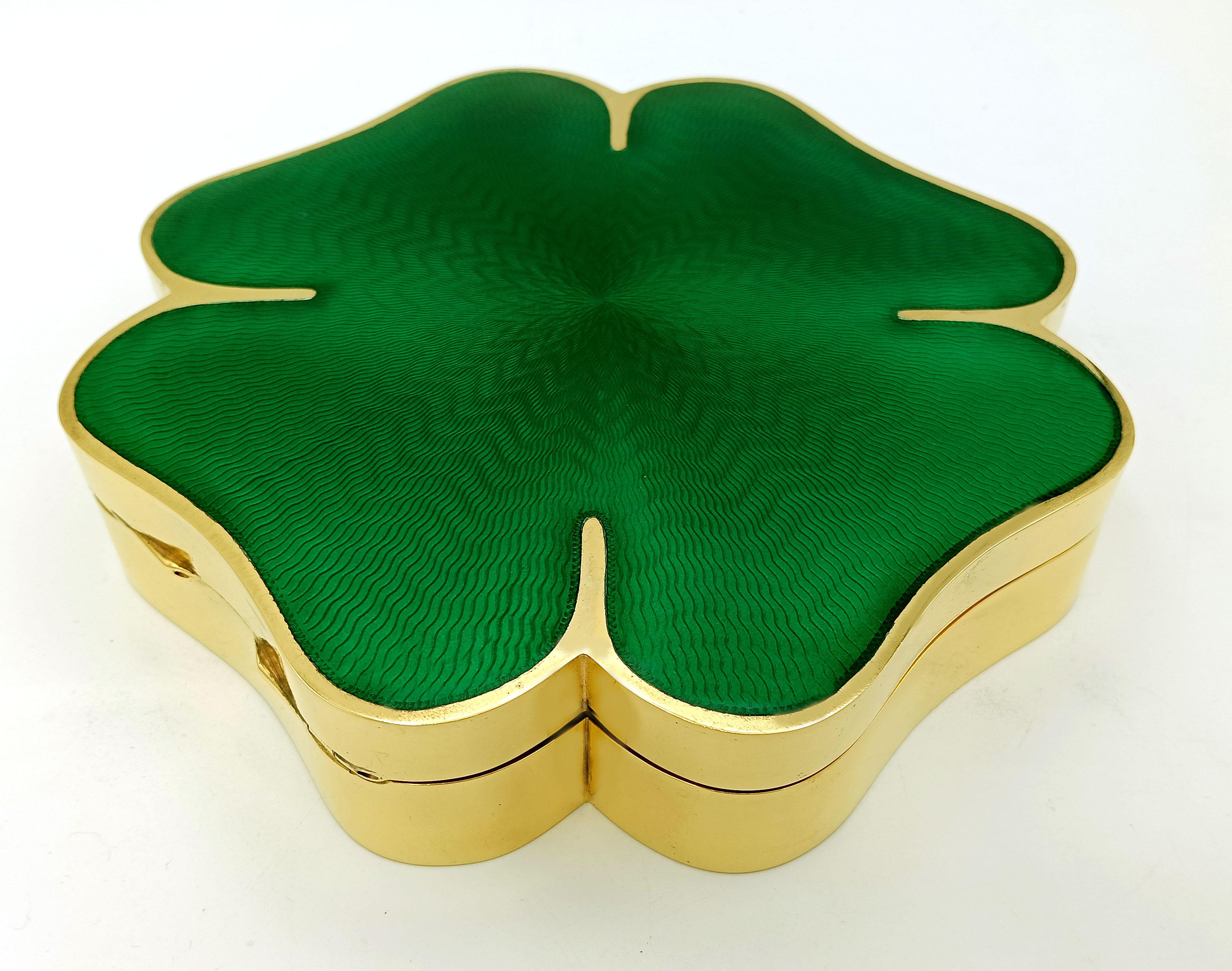 Enameled Table box Four-leaf clover fired enamel on a radial guilloché Salimbeni For Sale