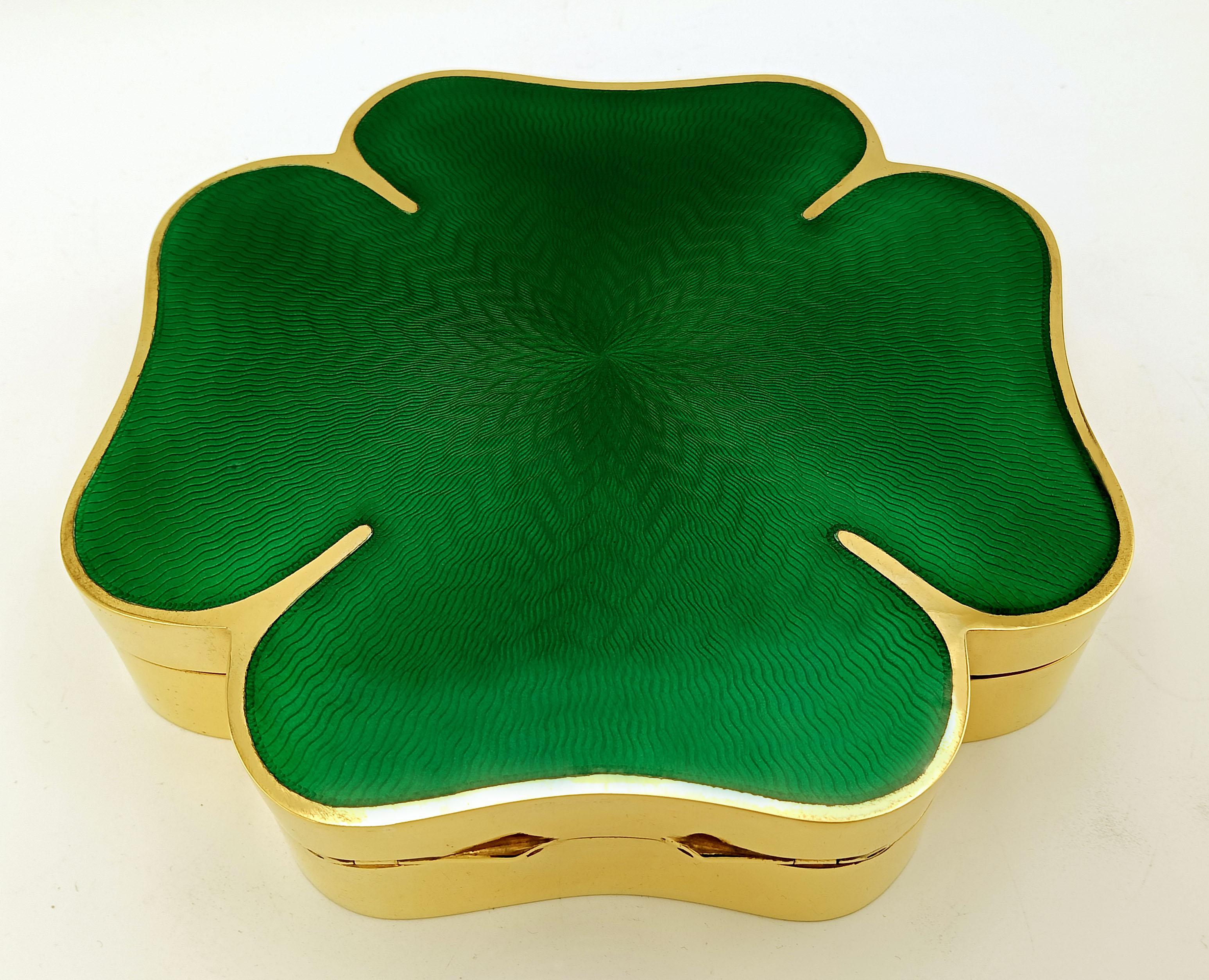 Table box Four-leaf clover fired enamel on a radial guilloché Salimbeni For Sale 2
