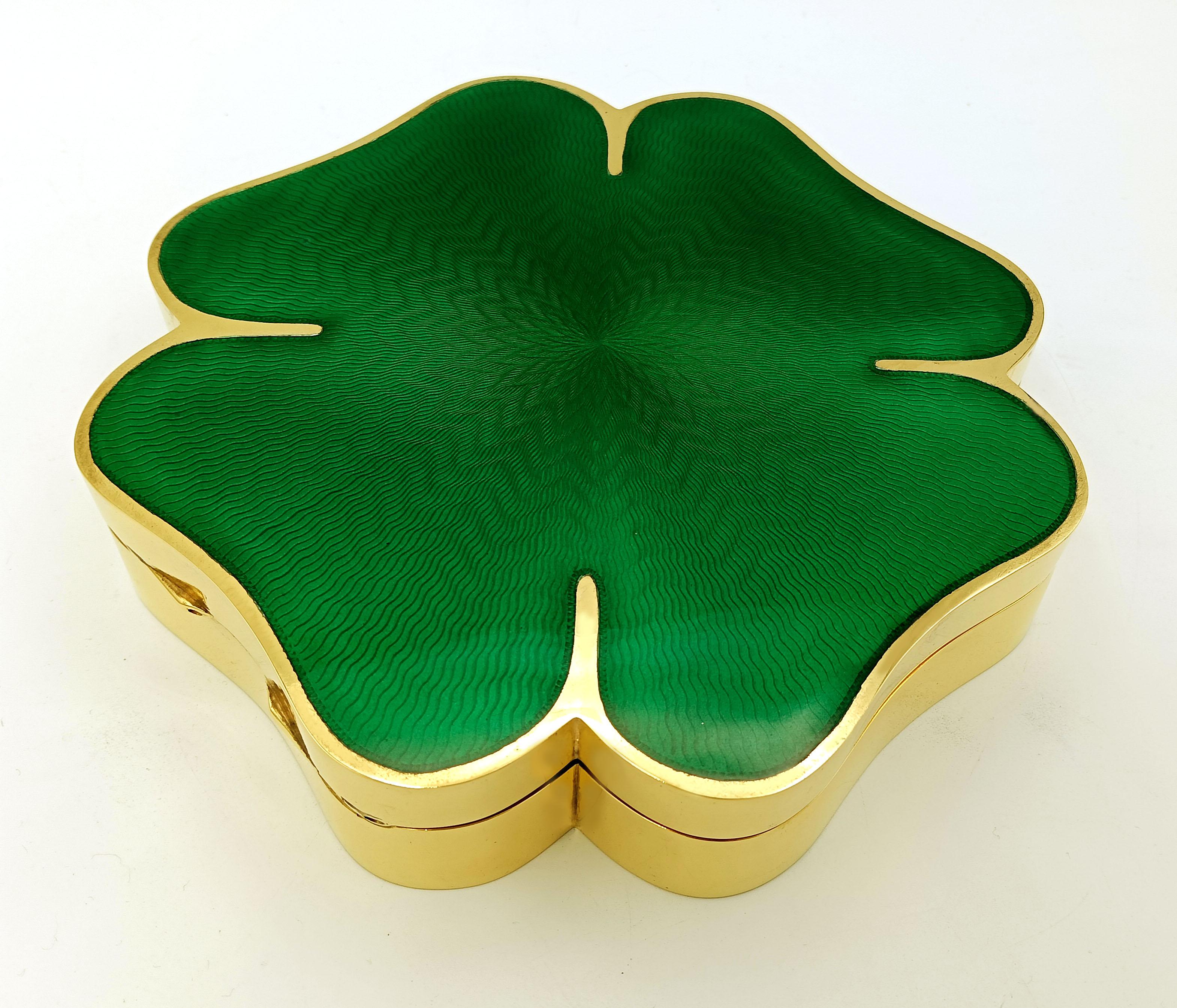 Table box Four-leaf clover fired enamel on a radial guilloché Salimbeni In Excellent Condition For Sale In Firenze, FI