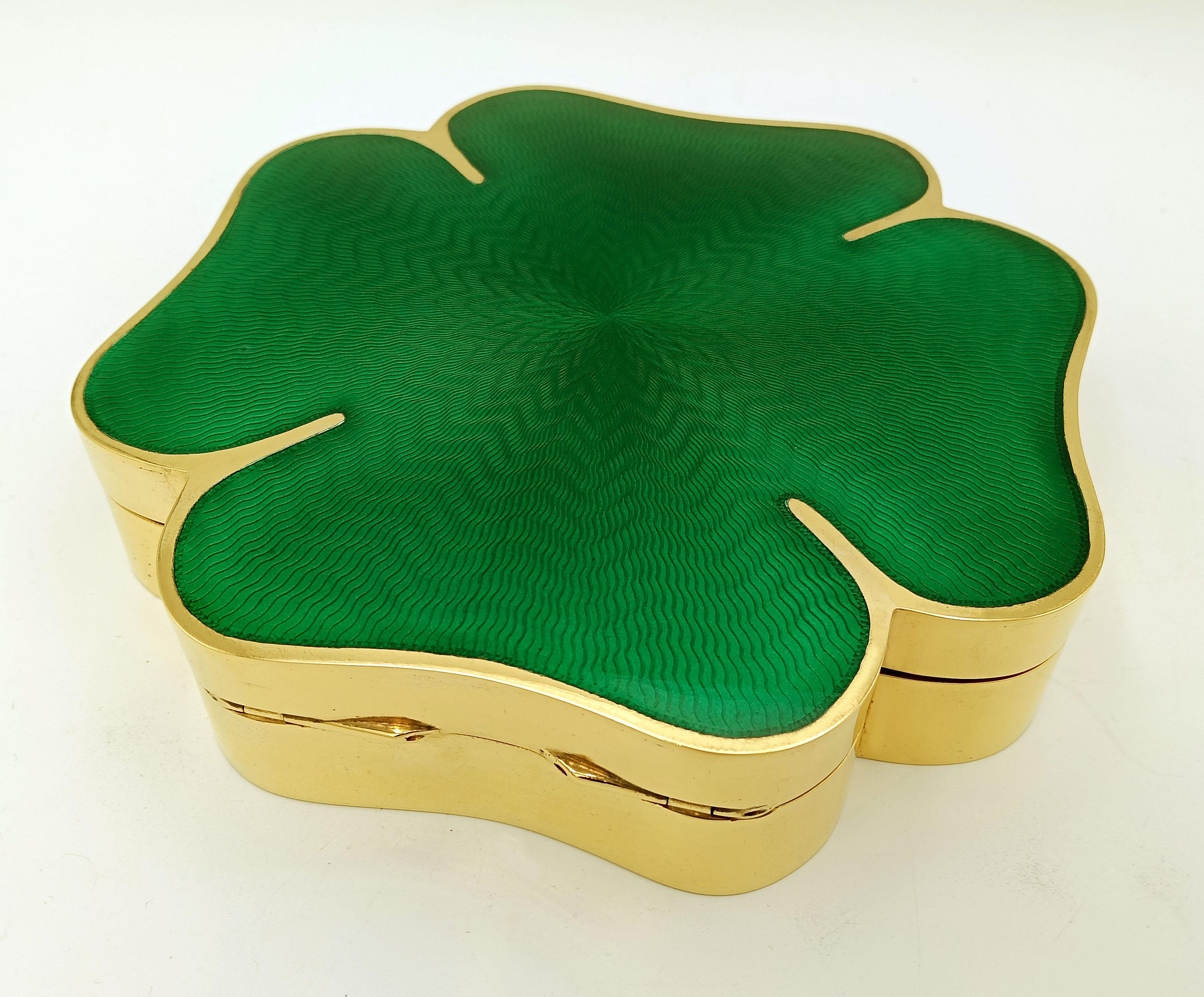 Gold Table box Four-leaf clover fired enamel on a radial guilloché Salimbeni For Sale