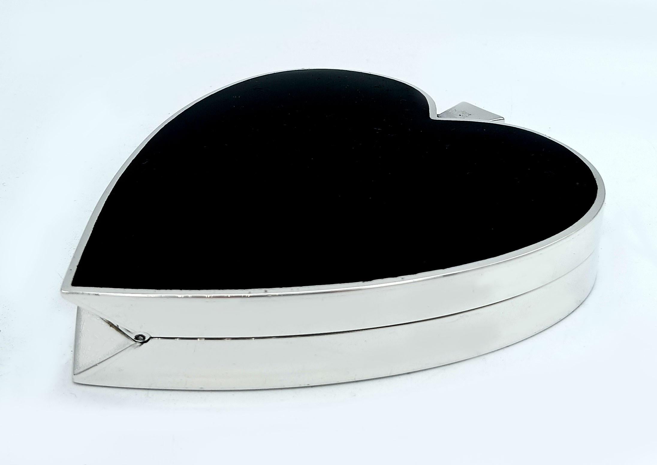Box shaped like a “spade” playing card suit in 925/1000 silver with black fired enamel in Art Deco style, early 1900s. With internal hinge. Dimensions cm. 9.5 x 10.7 x 1.8. Weight gr. 233. Designed by Renato Salimbeni in 1951 inspired by previous
