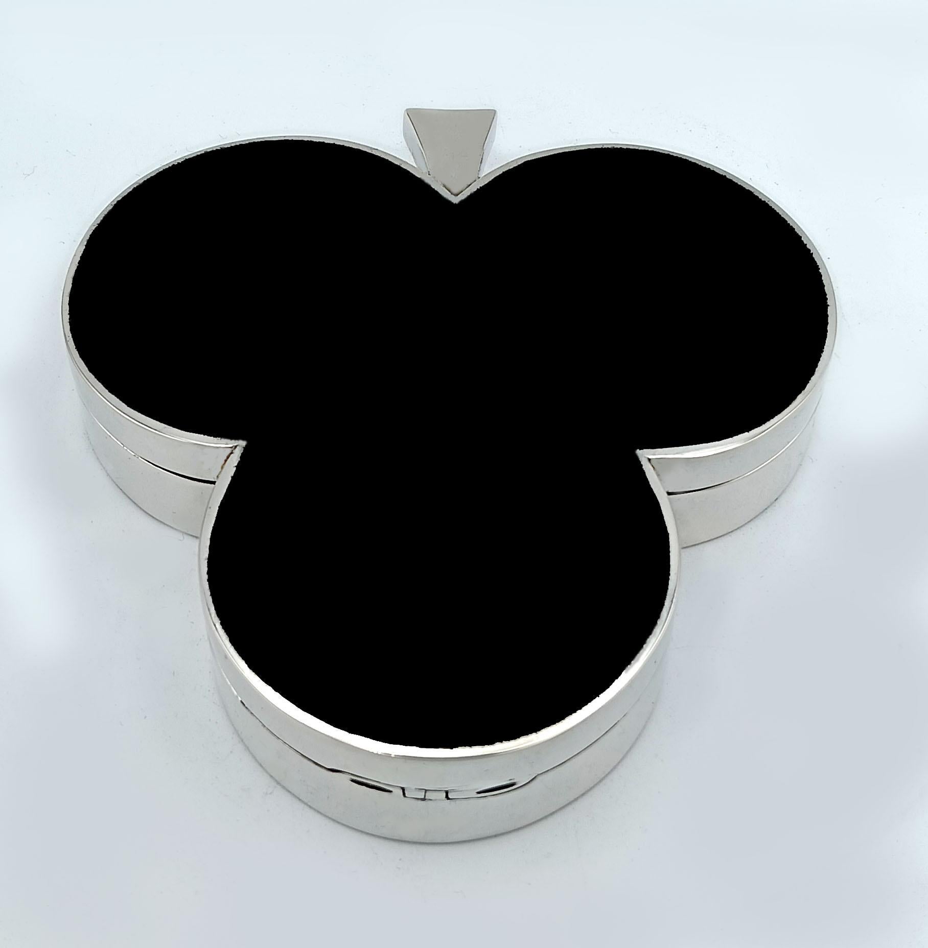 Box shaped like a “flowers” playing card suit in 925/1000 sterling silver with black fired enamel in Art Deco style, early 1900s. With lost hinge, i.e. semi-invisible. Dimensions cm. 9.5×9.5×1.8. Weight gr. 176. Designed by Renato Salimbeni in 1951