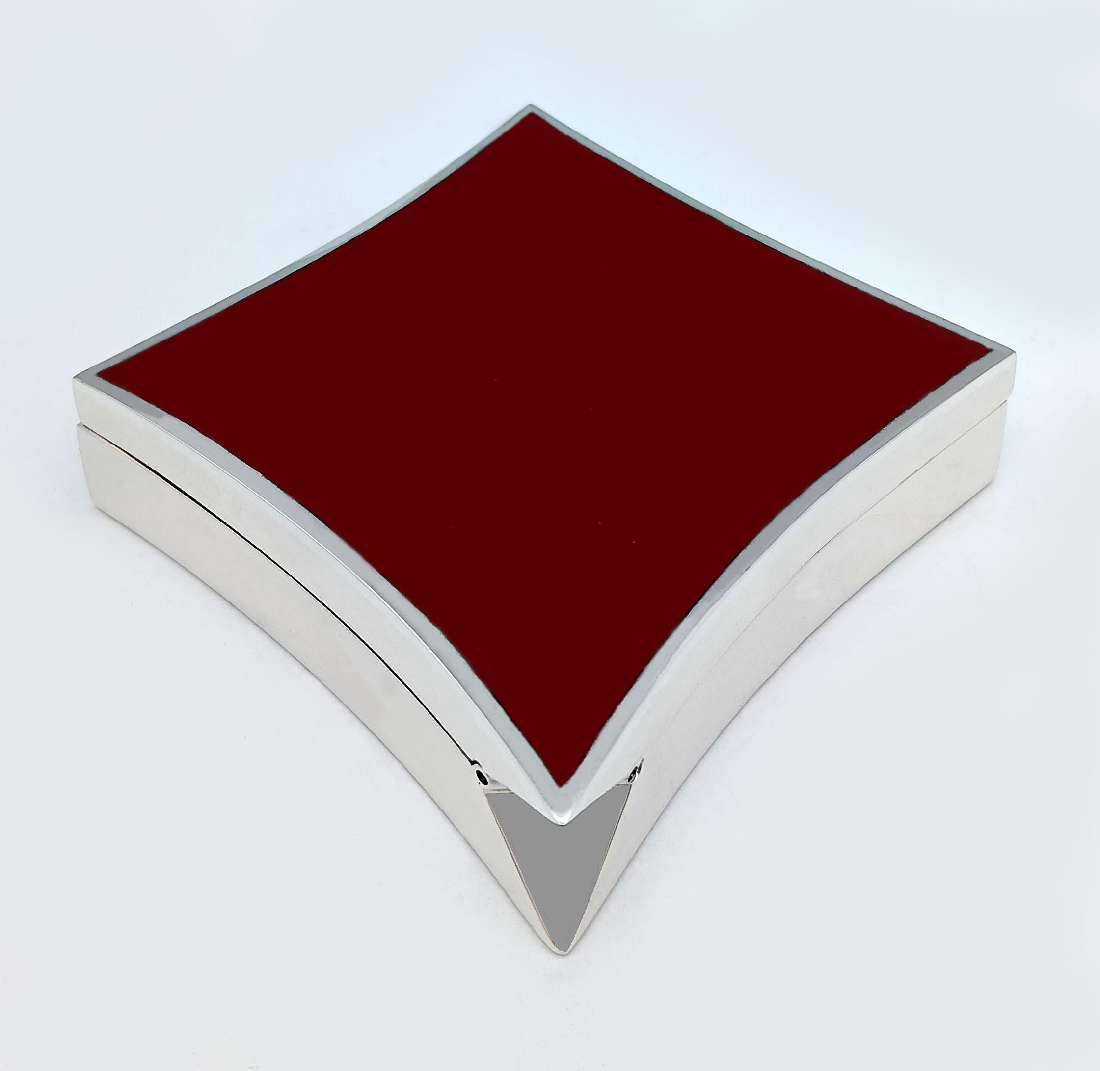 Box shaped like a “quadri” playing card suit in 925/1000 sterling silver with red fired enamel in Art Deco style, early 1900s. With internal hinge. Dimensions cm. 10.4 x 12.3 x 1.8. Weight gr. 166. Designed by Renato Salimbeni in 1951 inspired by