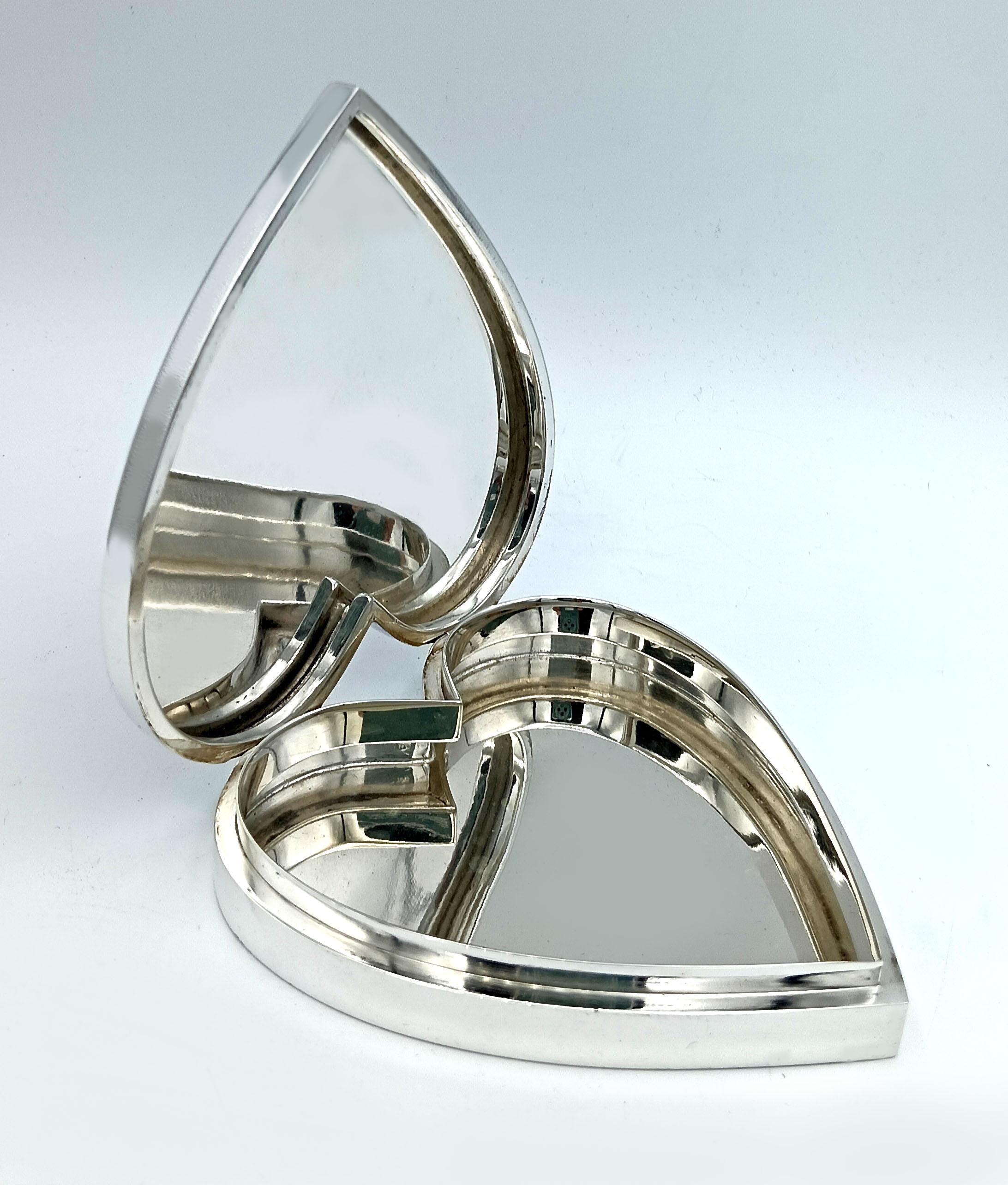 Playing card suit-shaped box “heart” in 925/1000 sterling silver with red fired enamel in Art Deco style, early 1900s. With lost hinge, i.e. semi-invisible. Dimensions cm. 9.5 x 10 x 1.8. Weight gr. 218. Designed by Renato Salimbeni in 1951 inspired