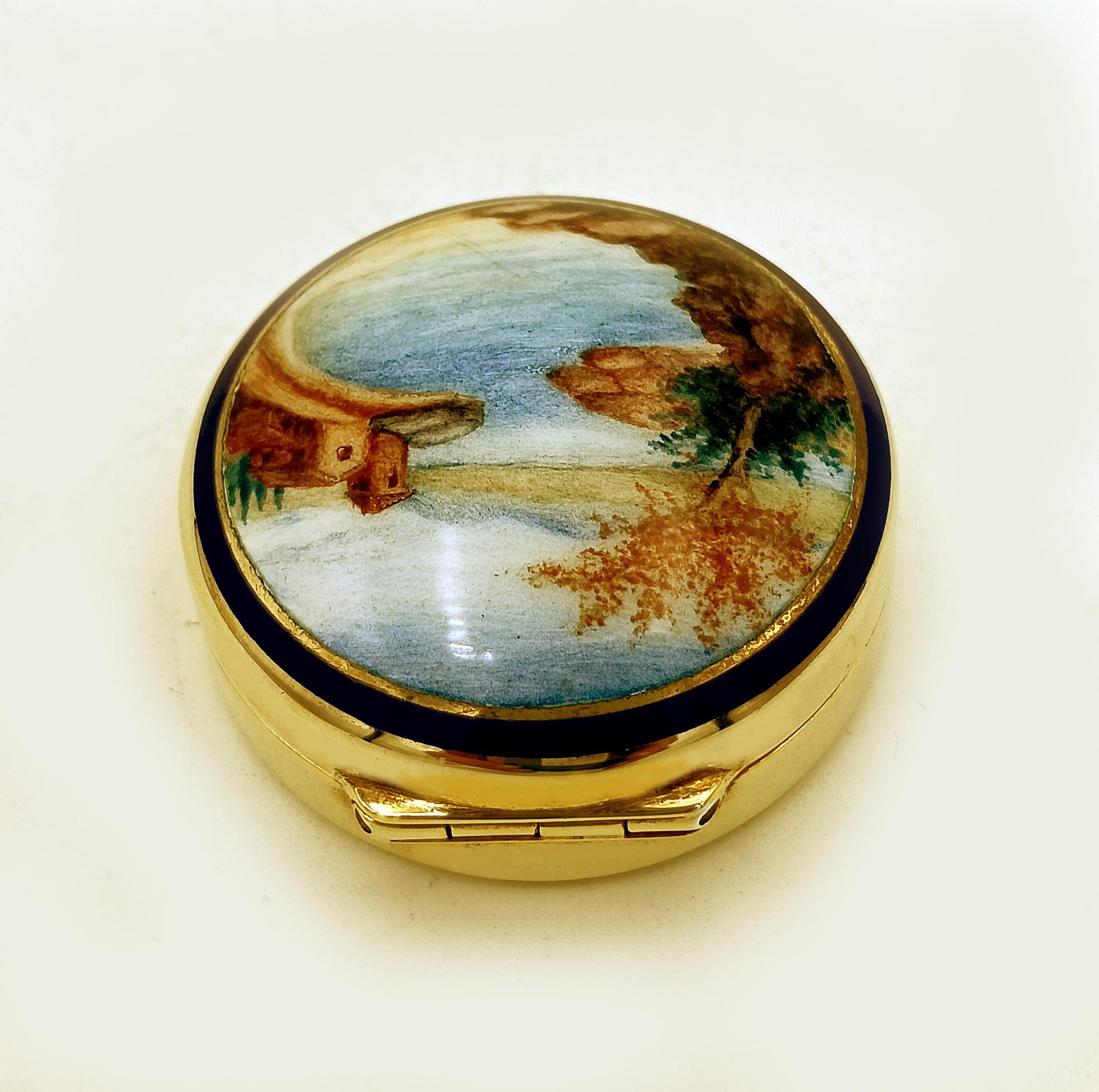 Round pillbox in 925/1000 sterling silver gold plated with fire enamel and landscape miniature hand painted by the painter Renato Dainelli in Art Nouveau style. Dimensions diameter cm. 4.2 height cm. 1.8. Weight gr. 39. Designed by Giorgio Salimbeni